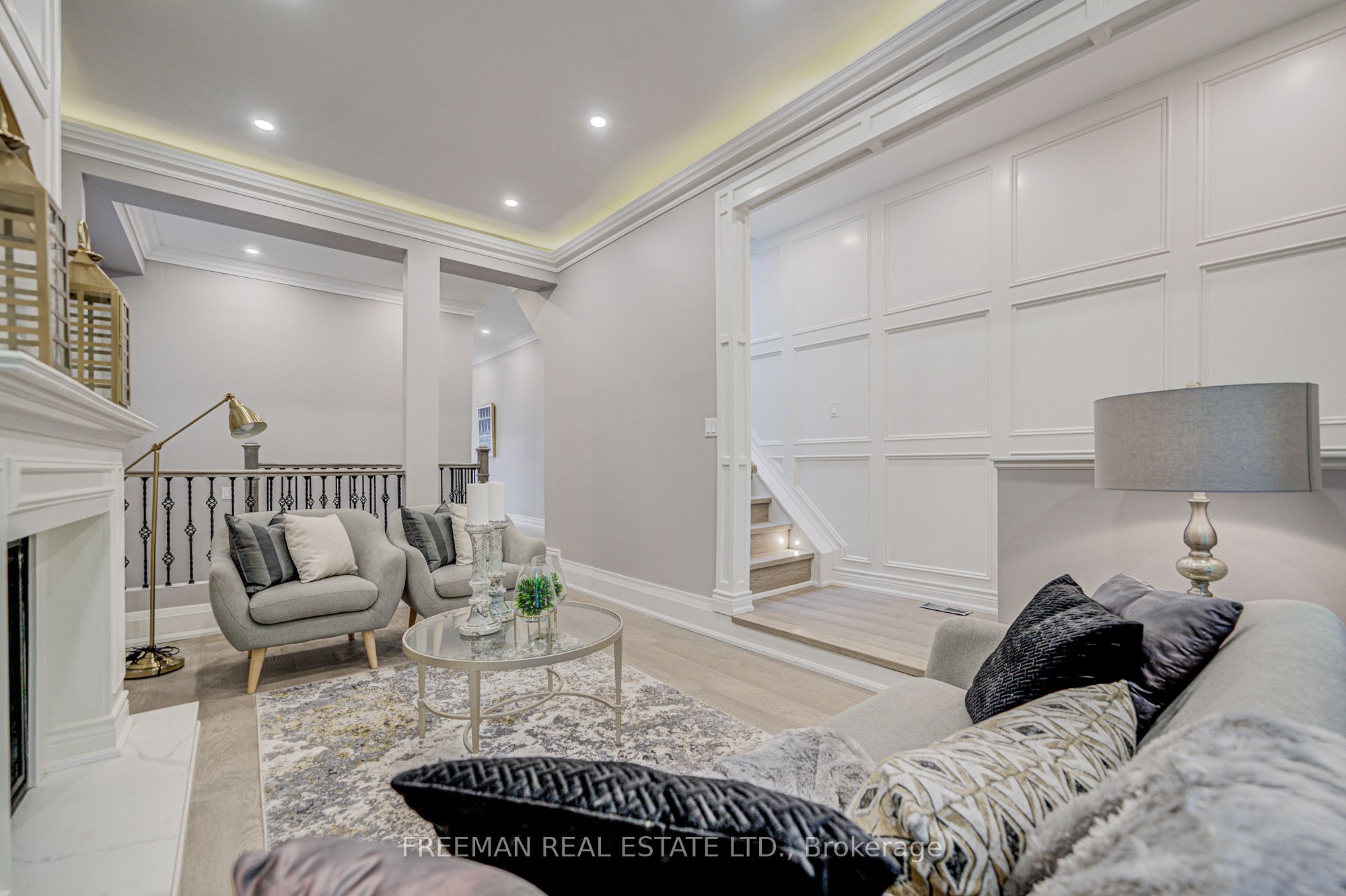 916 Manning Avenue Main&2nd Floor, Toronto, ON M6G 2X4 photo 4