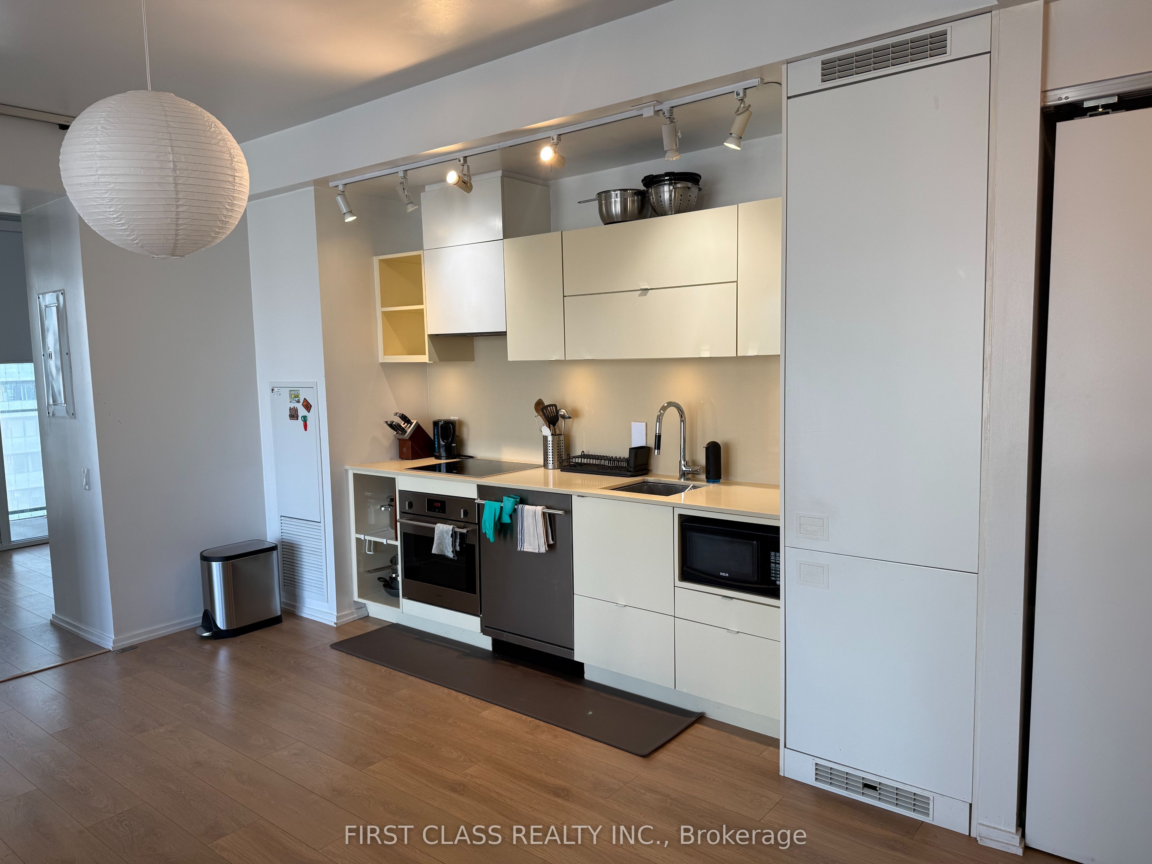125 Peter Street 1609, Toronto, ON M5V 2G9 photo 2