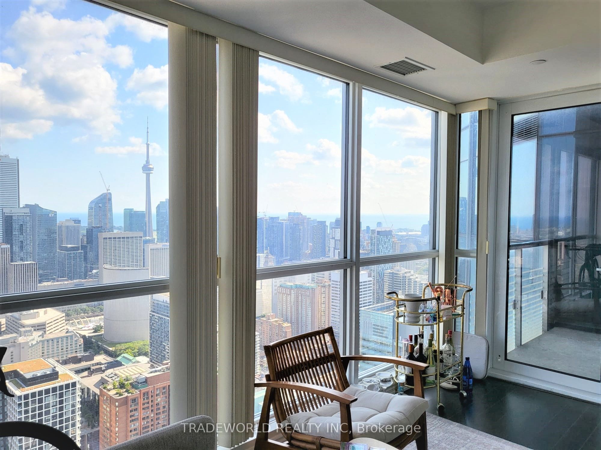 386 Yonge Street 5407, Toronto, ON M5B 0A5 photo 2