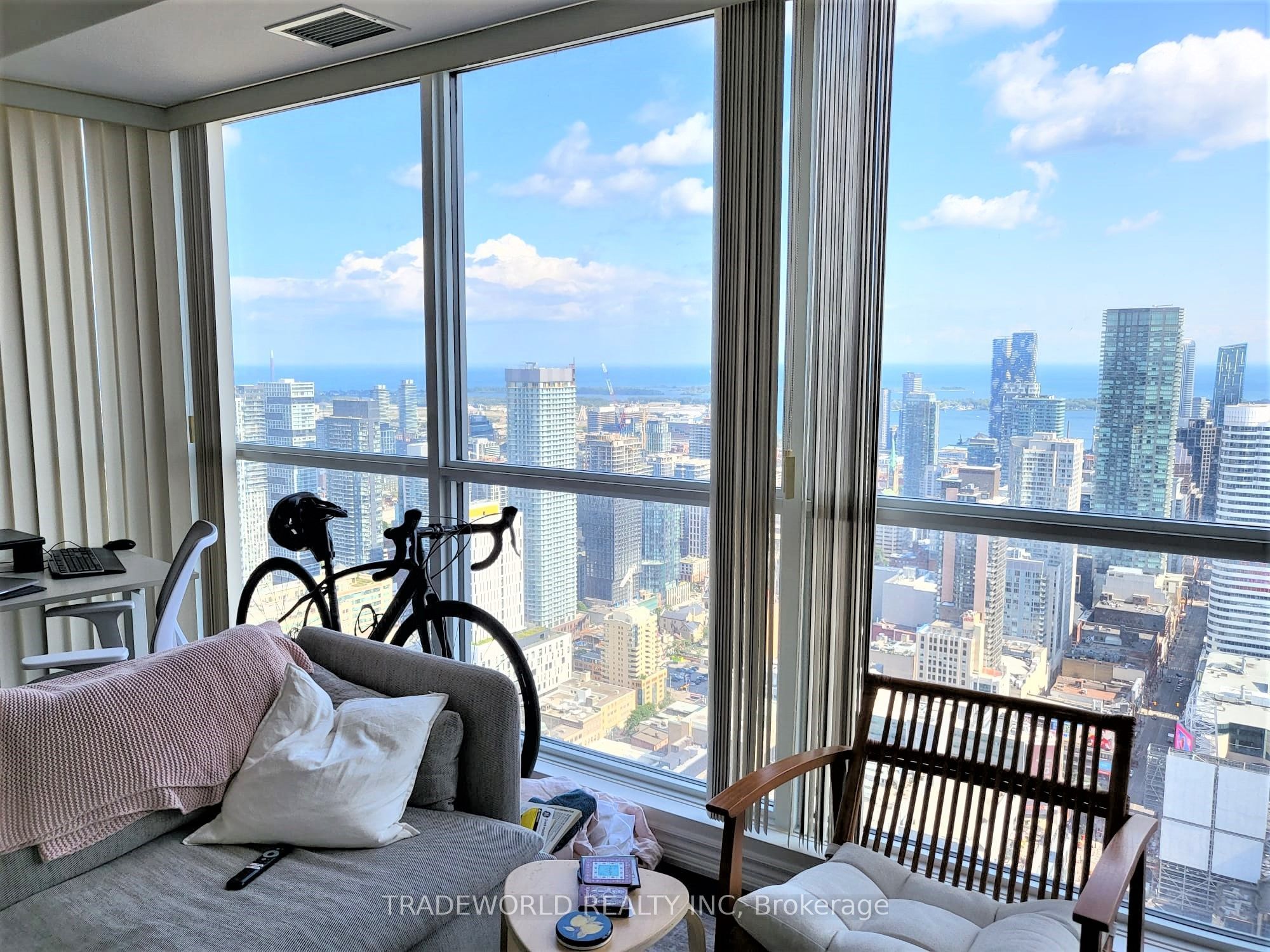 386 Yonge Street 5407, Toronto, ON M5B 0A5 photo 4
