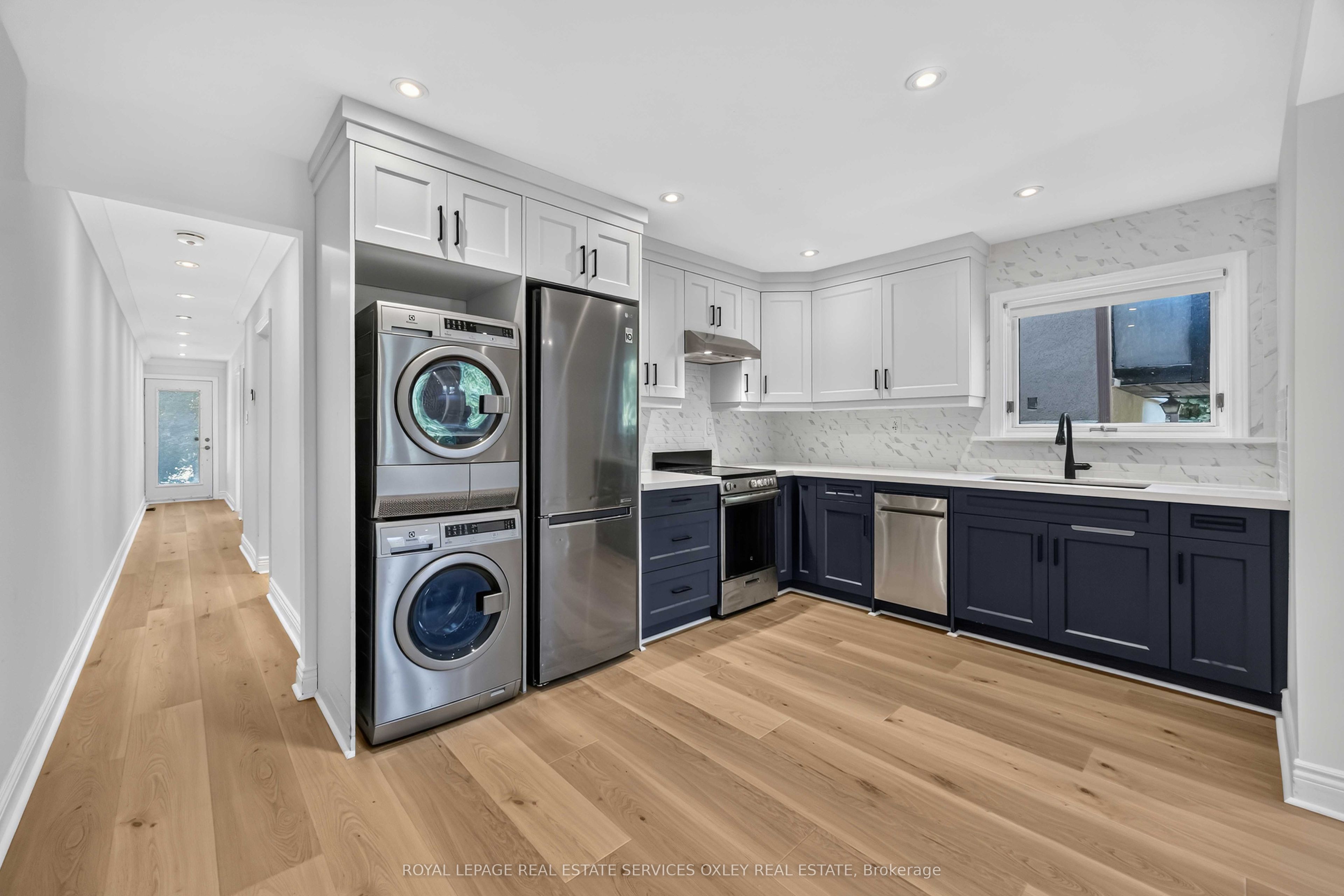 20 Alcina Avenue Main, Toronto, ON M6G 2E8 photo 2