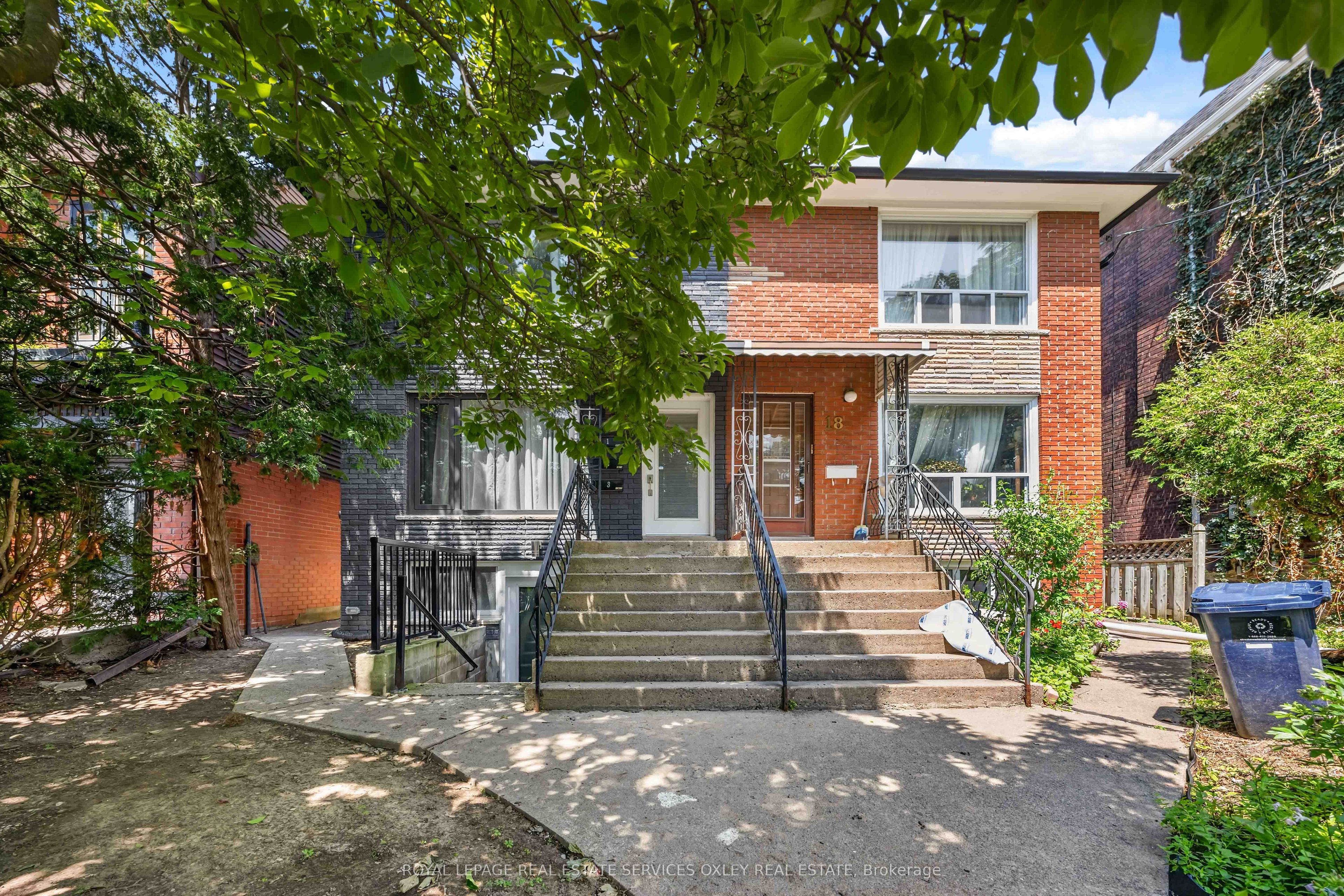 20 Alcina Avenue Main, Toronto, ON M6G 2E8 photo 3