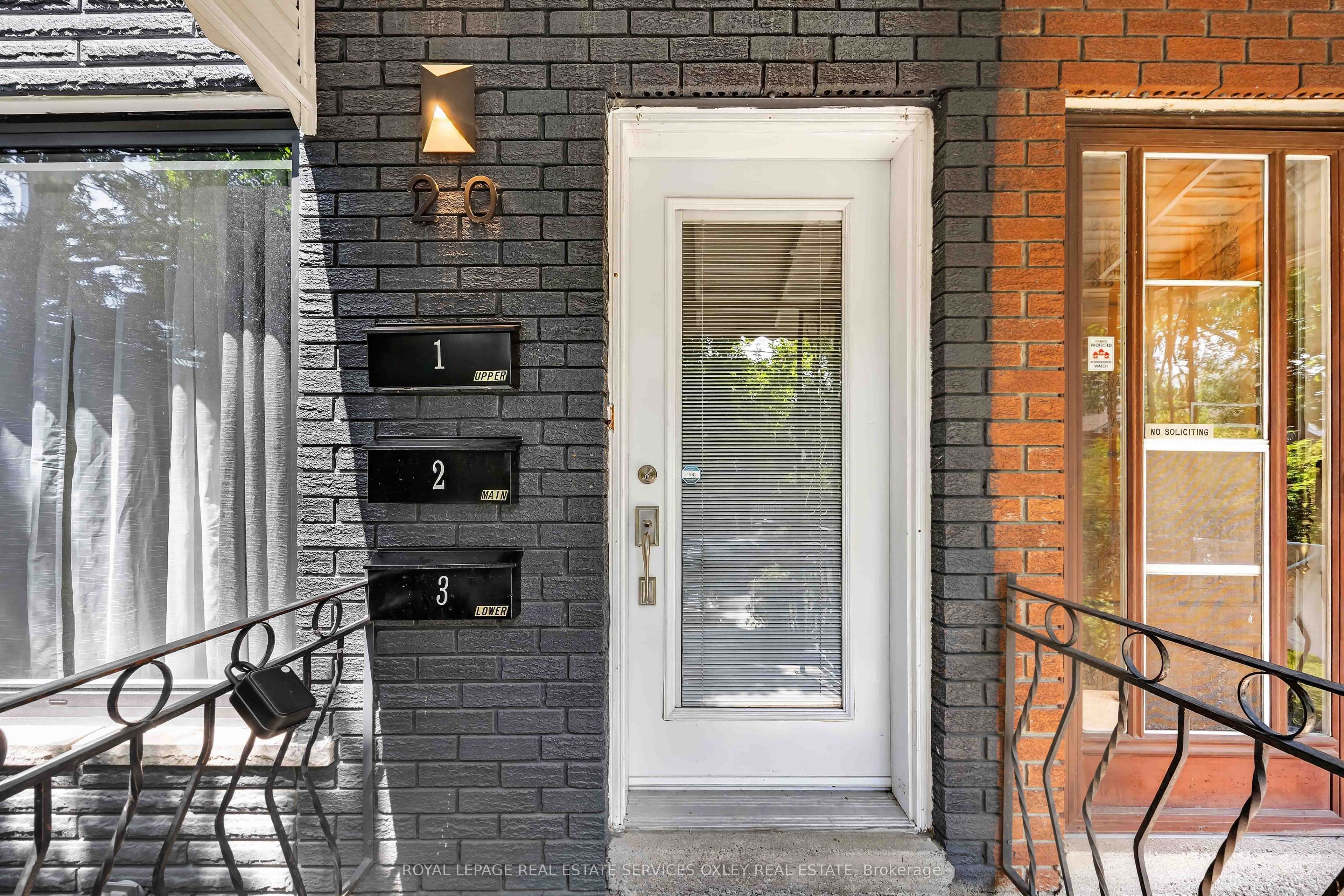 20 Alcina Avenue Main, Toronto, ON M6G 2E8 photo 4