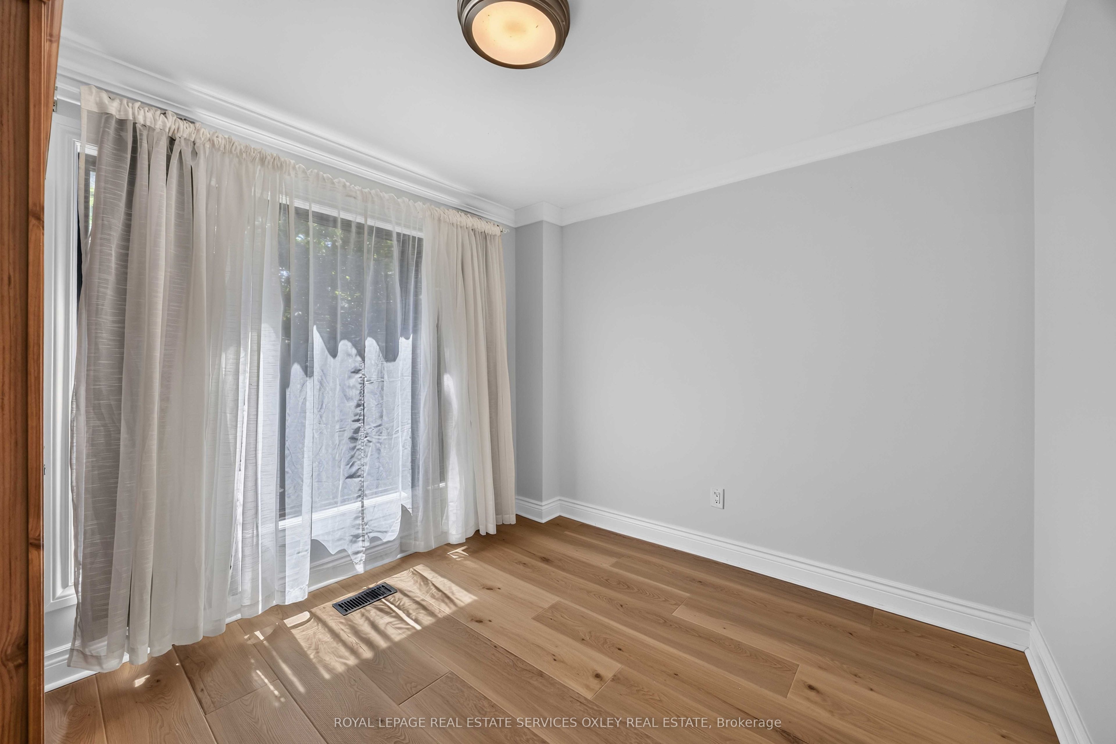 20 Alcina Avenue Main, Toronto, ON M6G 2E8 photo 5