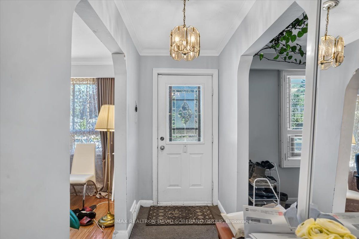 19 Wigan Crescent, Toronto, ON M3H 3A3 photo 2