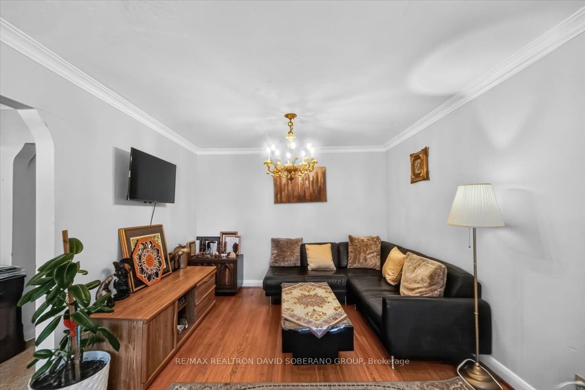 19 Wigan Crescent, Toronto, ON M3H 3A3 photo 3