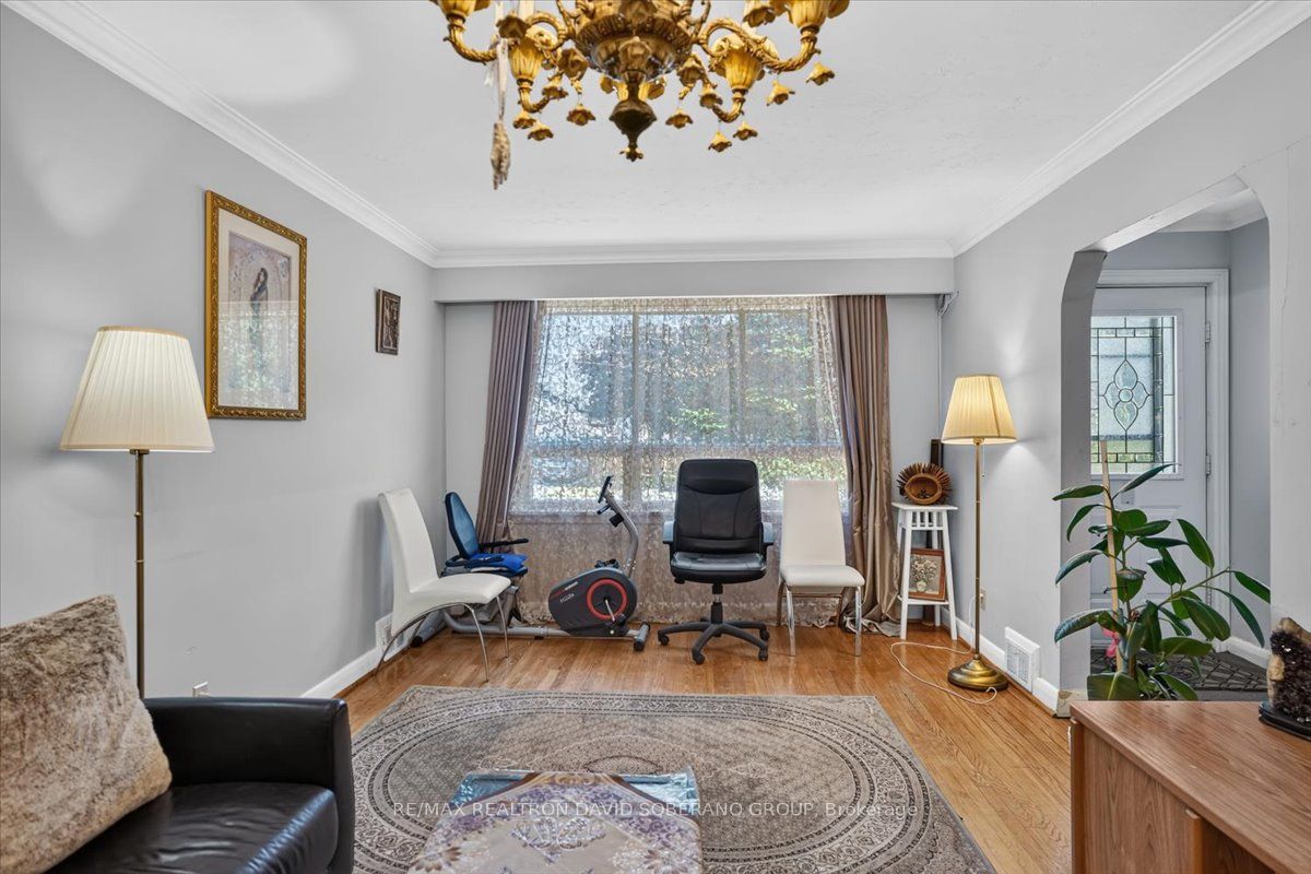 19 Wigan Crescent, Toronto, ON M3H 3A3 photo 4
