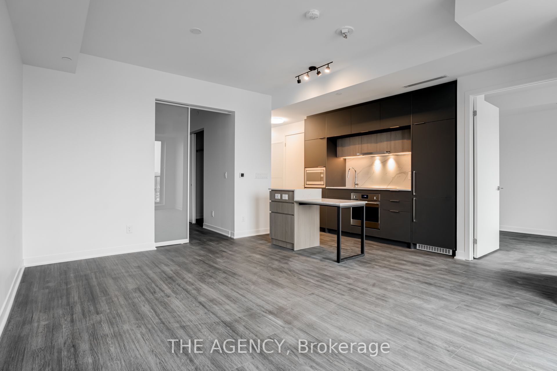 185 ALBERTA Avenue 1204, Toronto, ON M6C 1C5 photo 2