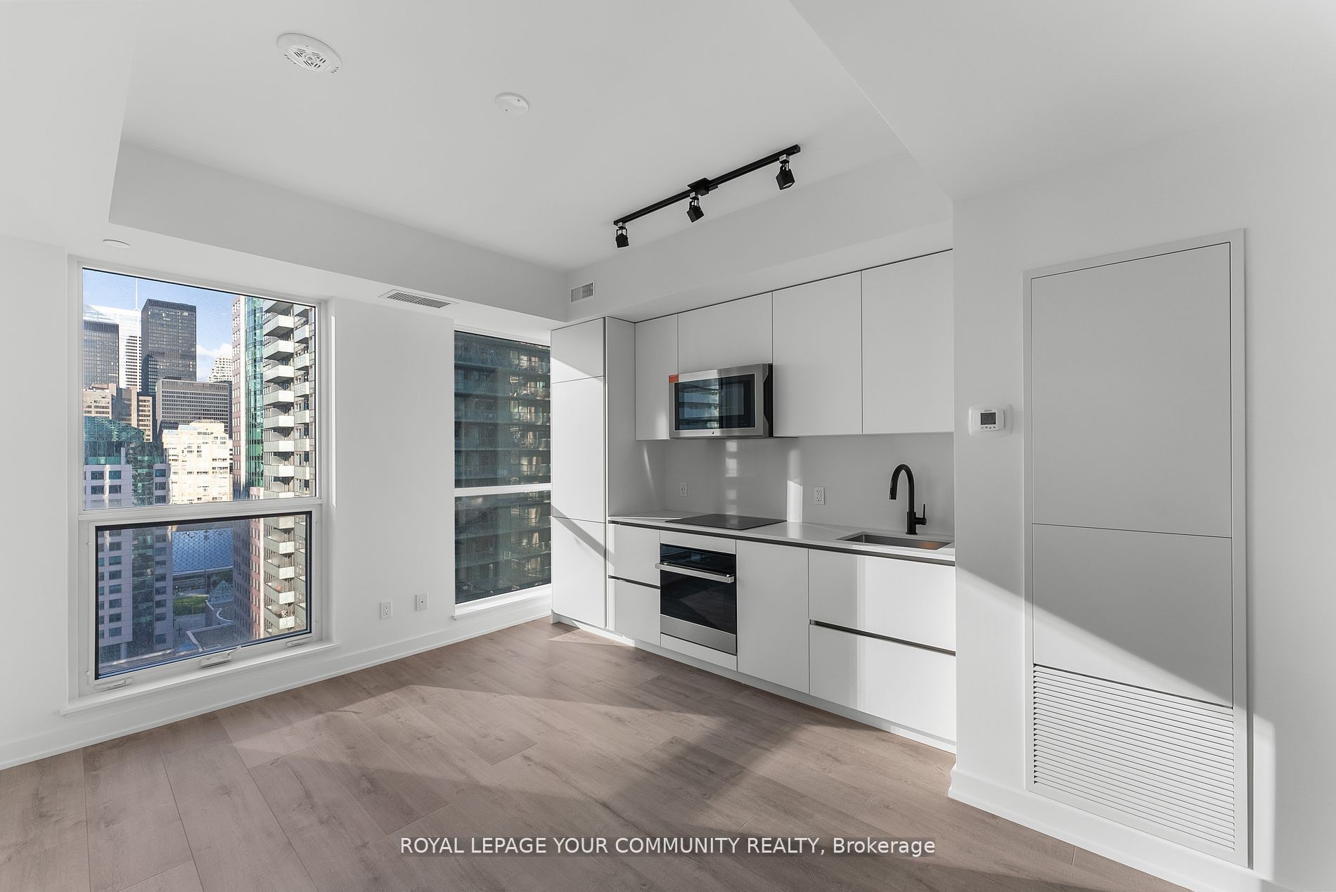 327 King Street W 4702, Toronto, ON M5V 0W7 photo 2