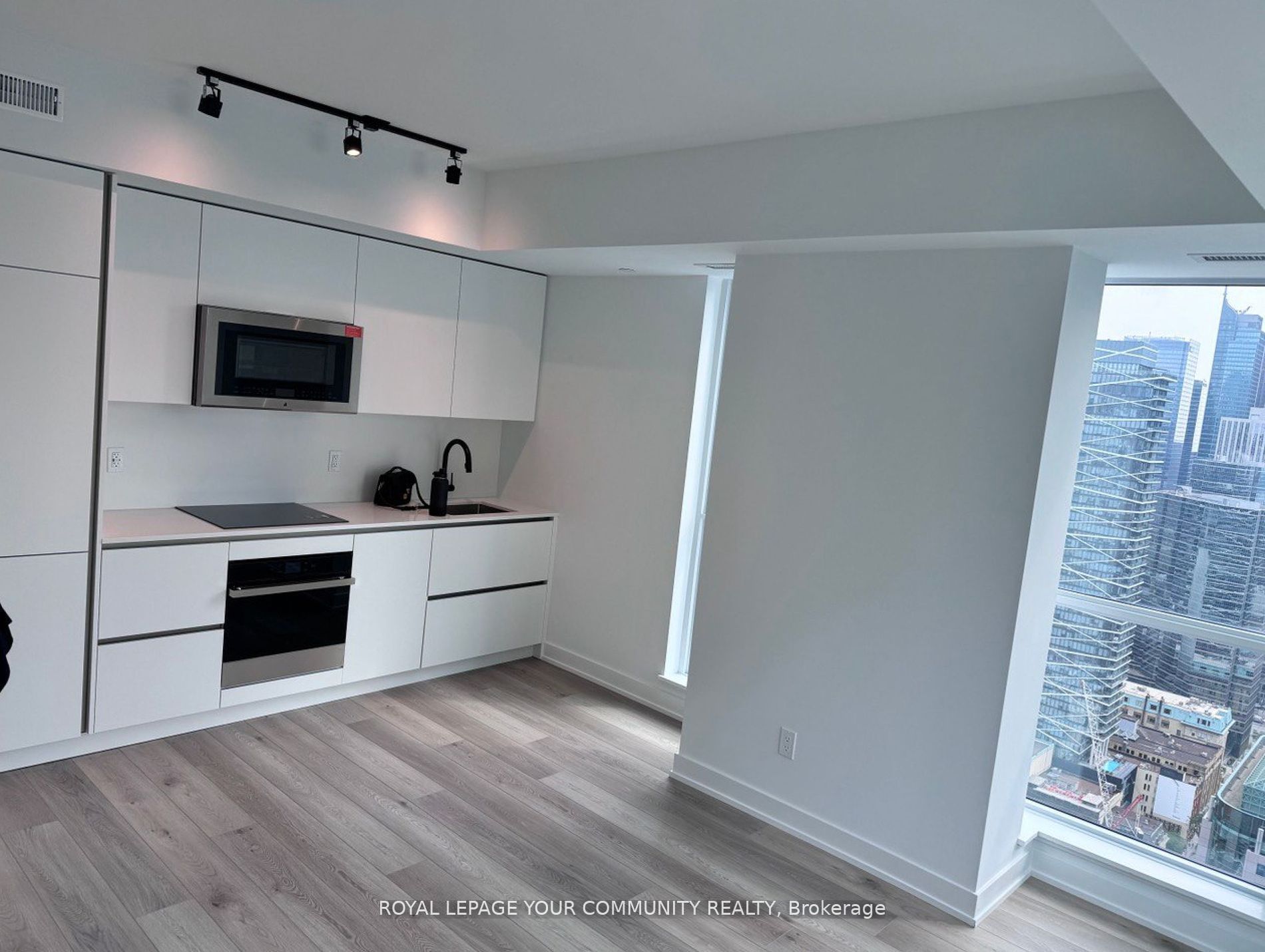 327 King Street W 4702, Toronto, ON M5V 0W7 photo 3