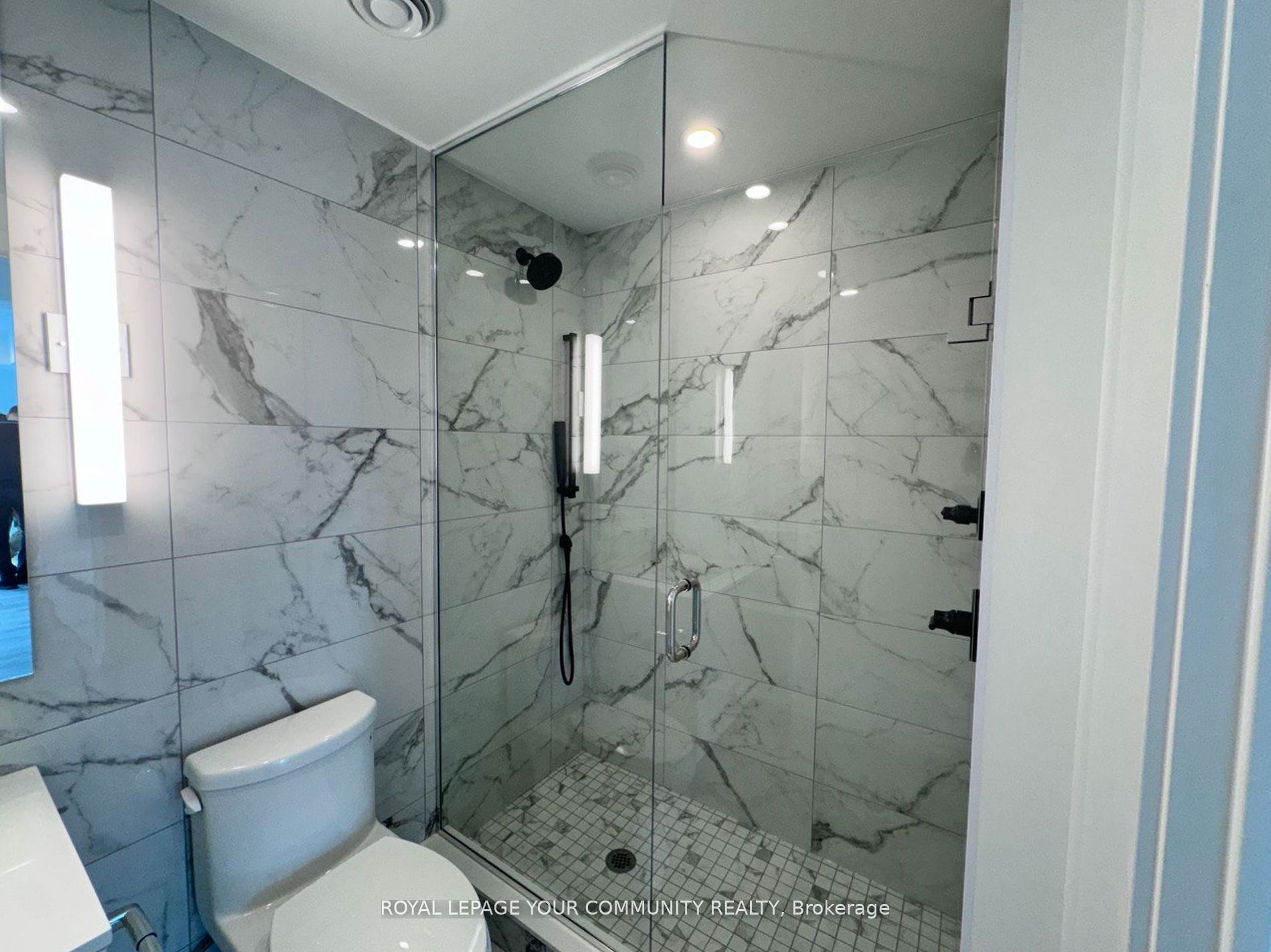 327 King Street W 4702, Toronto, ON M5V 0W7 photo 4