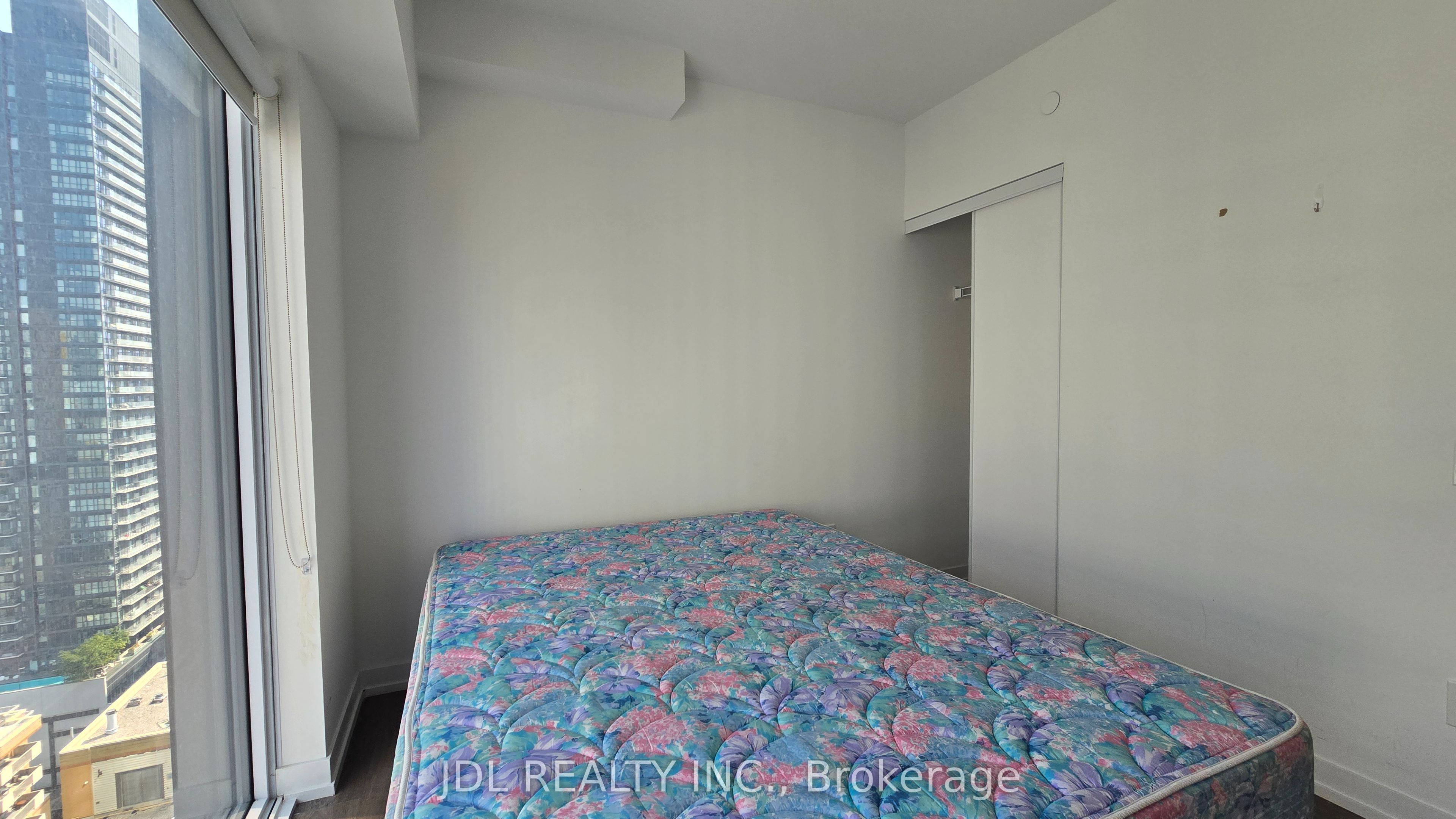 82 Dalhousie Street 2812, Toronto, ON M5B 0C5 photo 4