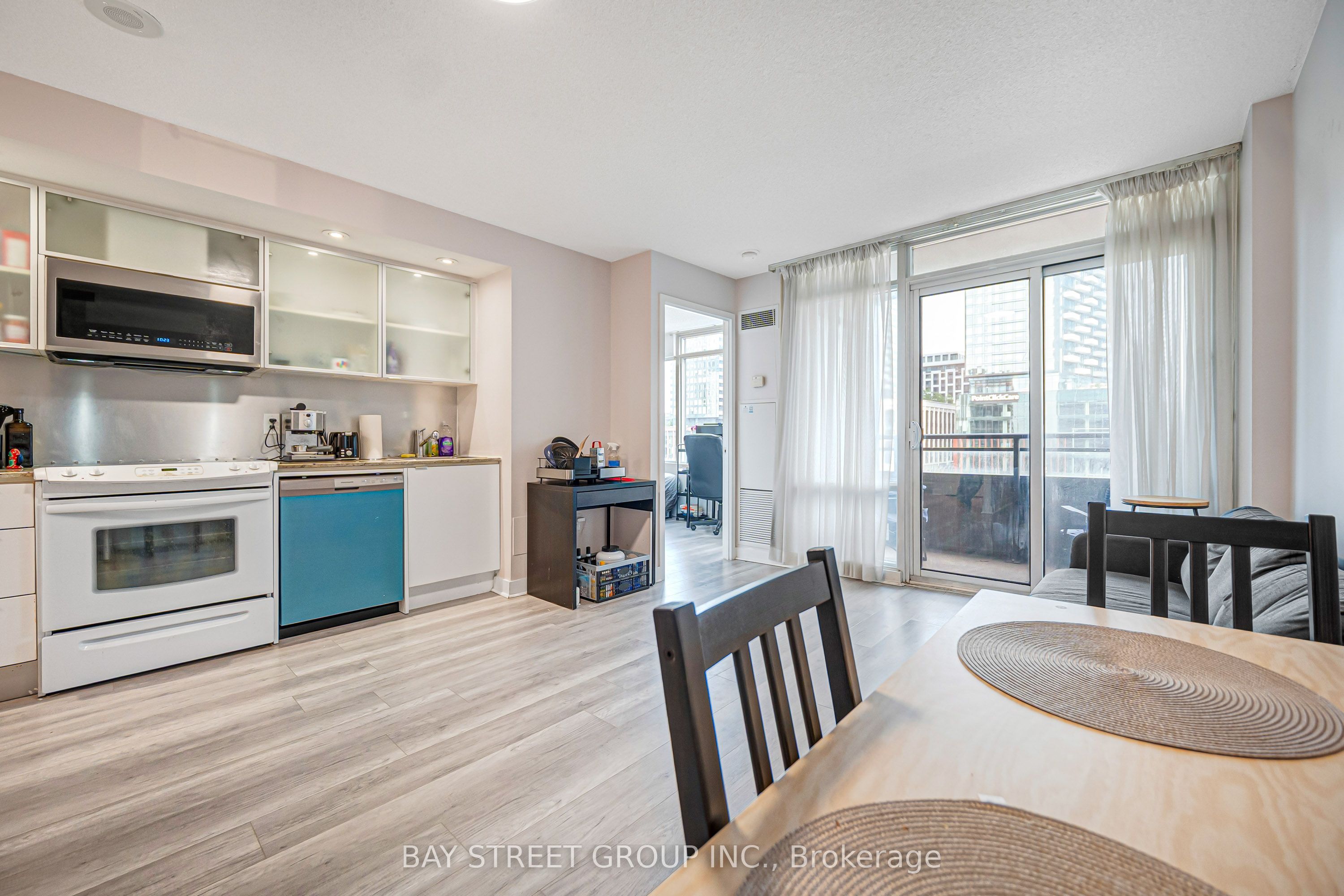 25 Telegram Mews 816, Toronto, ON M5V 3Z1 photo 3
