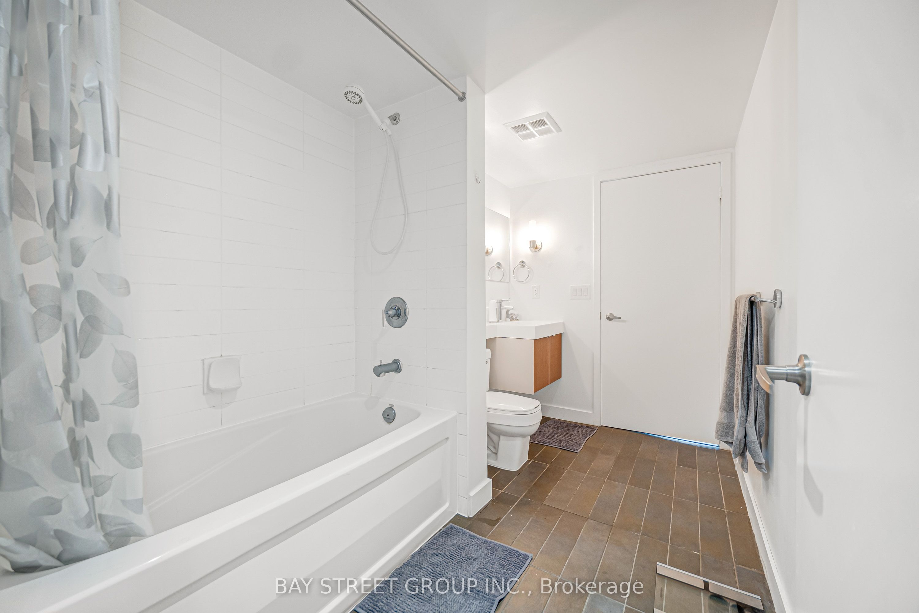 25 Telegram Mews 816, Toronto, ON M5V 3Z1 photo 5