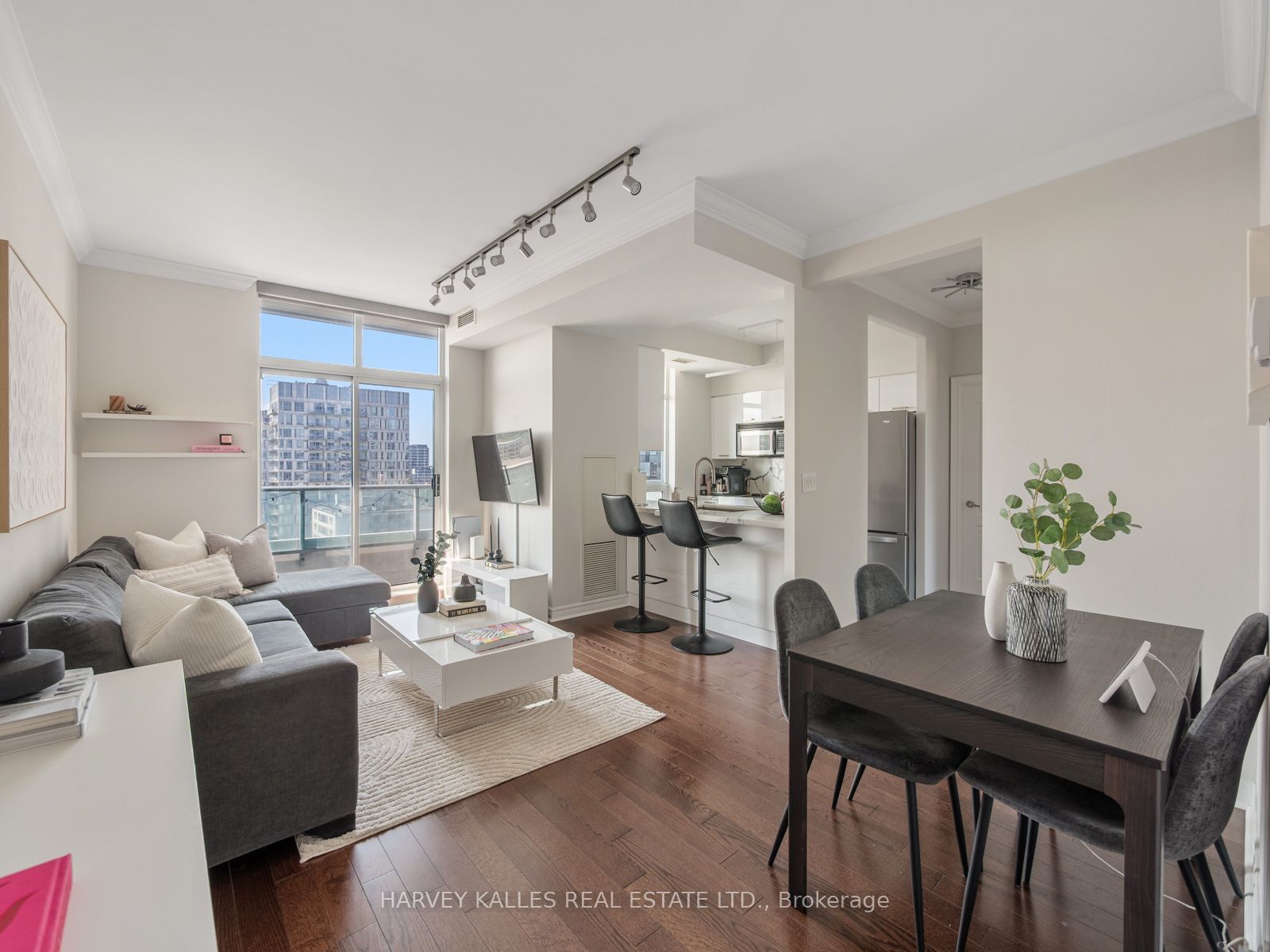 212 Eglinton Avenue E PH303, Toronto, ON M4P 0A3