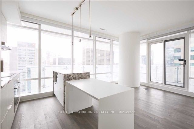 1 Bloor Street E 3710, Toronto, ON M4W 0A8 photo 2