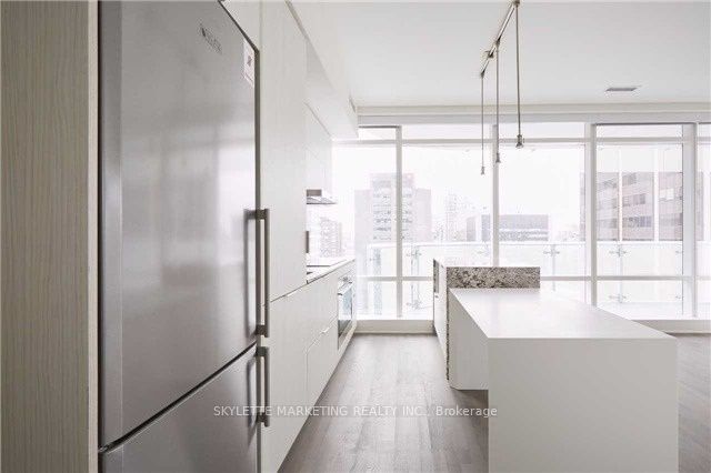 1 Bloor Street E 3710, Toronto, ON M4W 0A8 photo 3