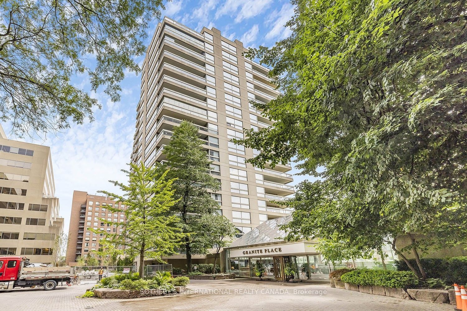 61 St Clair Avenue W 902, Toronto, ON M4V 2Y8