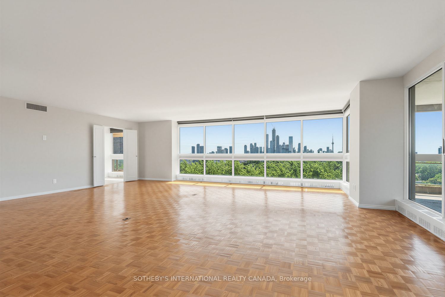 61 St Clair Avenue W 902, Toronto, ON M4V 2Y8 photo 3