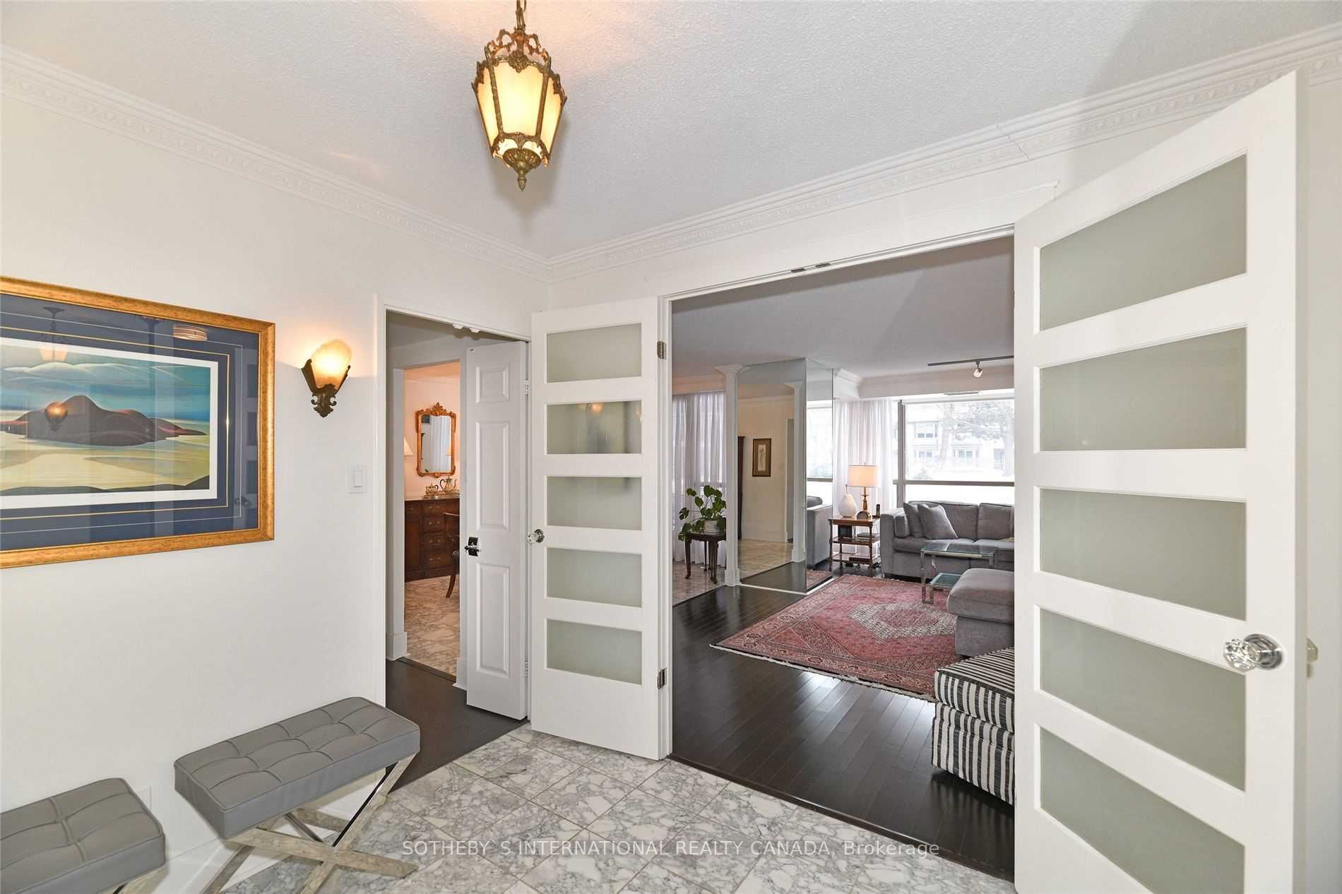 18 Lower Village Gate 111, Toronto, ON M5P 3M1 photo 3