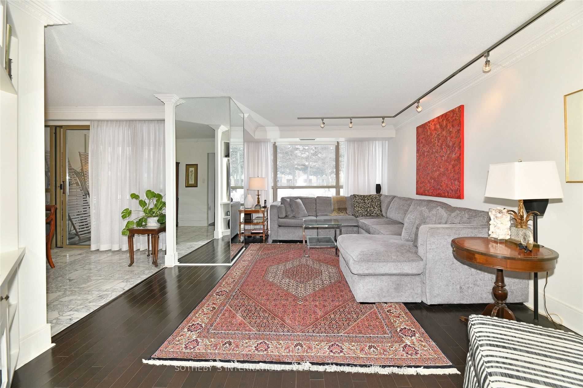 18 Lower Village Gate 111, Toronto, ON M5P 3M1 photo 4