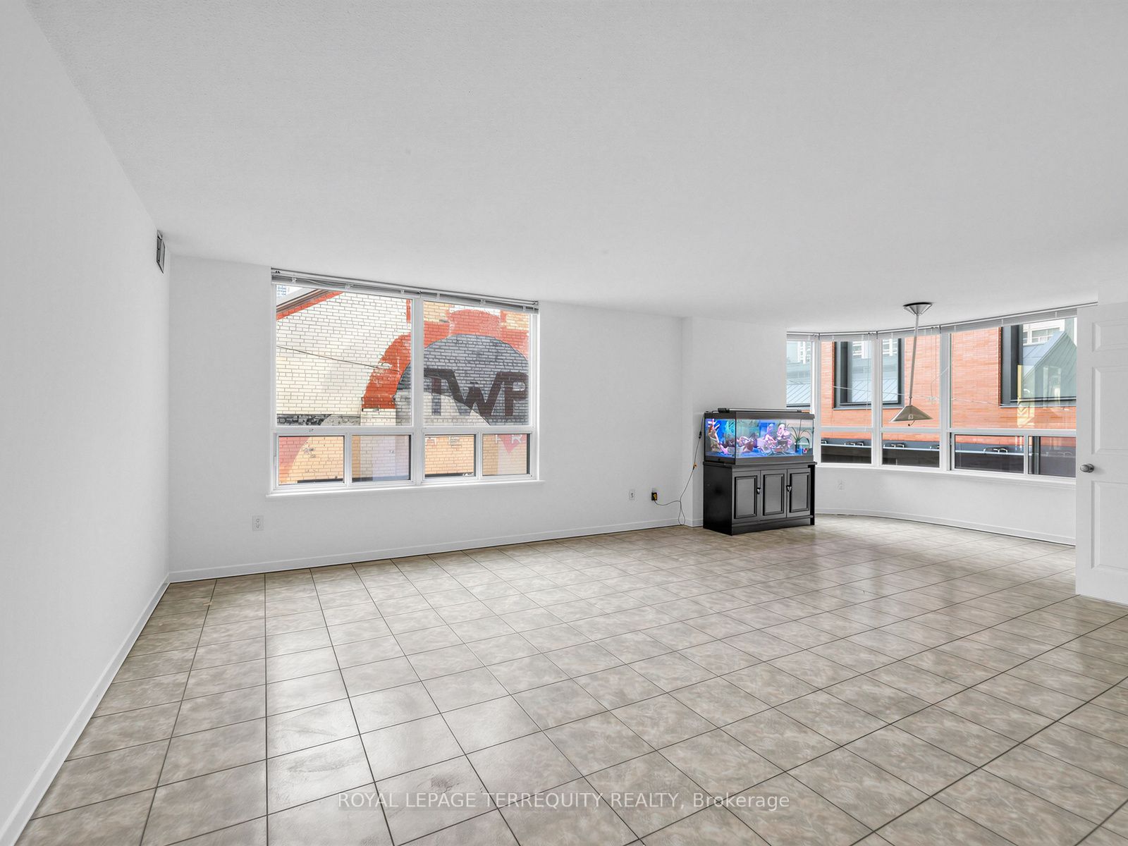 25 Maitland Street 210, Toronto, ON M4Y 2W1 photo 2