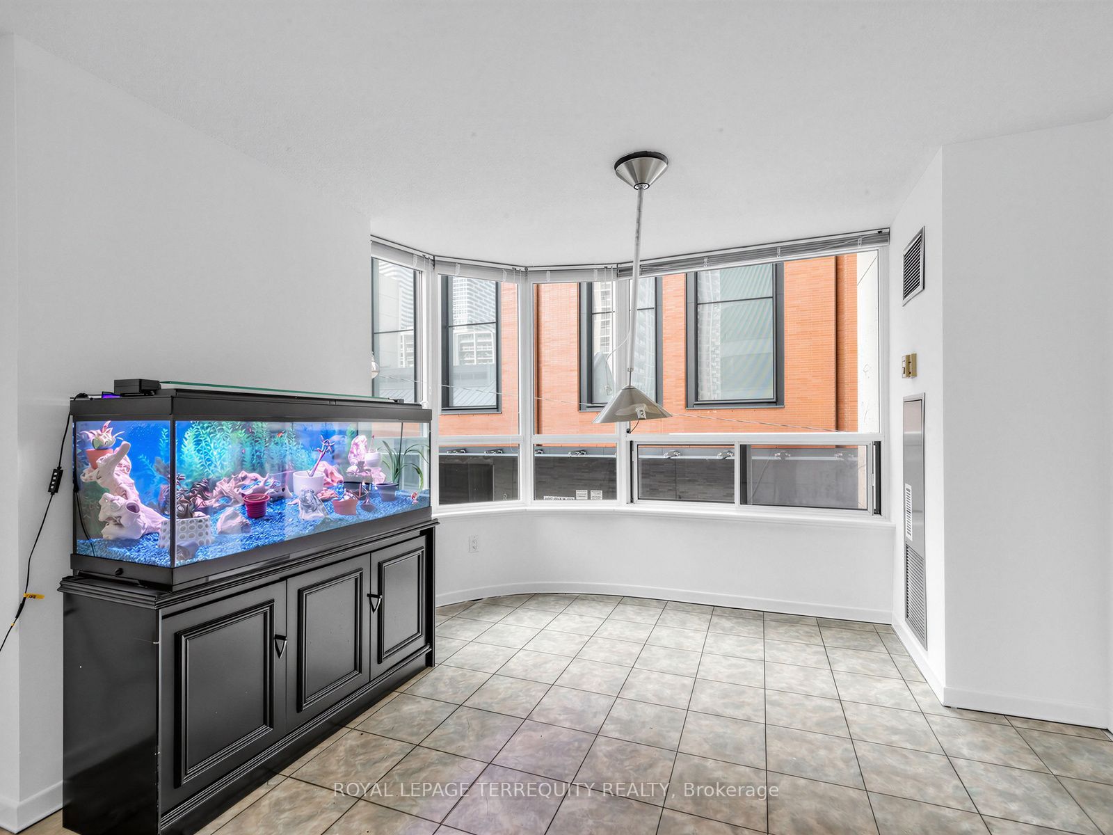 25 Maitland Street 210, Toronto, ON M4Y 2W1 photo 5
