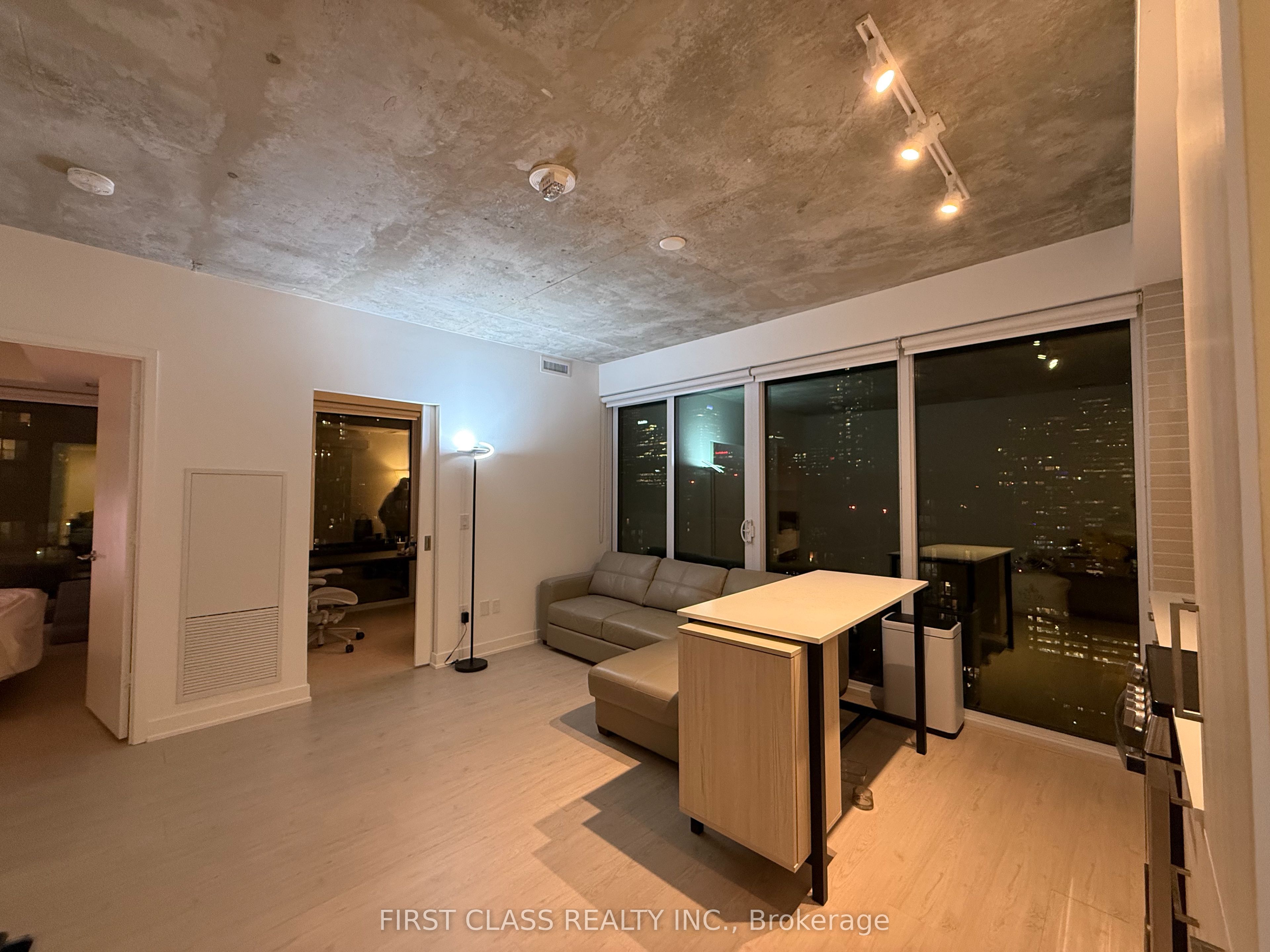65 Mutual Street 2804, Toronto, ON M5B 2A9 photo 3