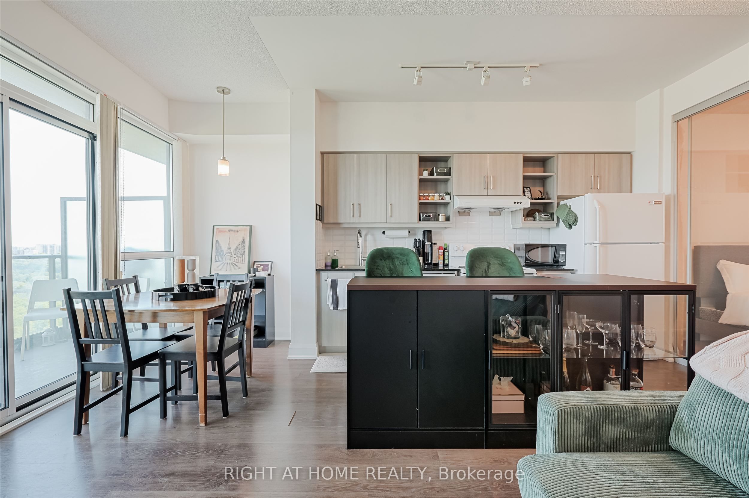 160 Vanderhoof Avenue 1018, Toronto, ON M4G 0B7