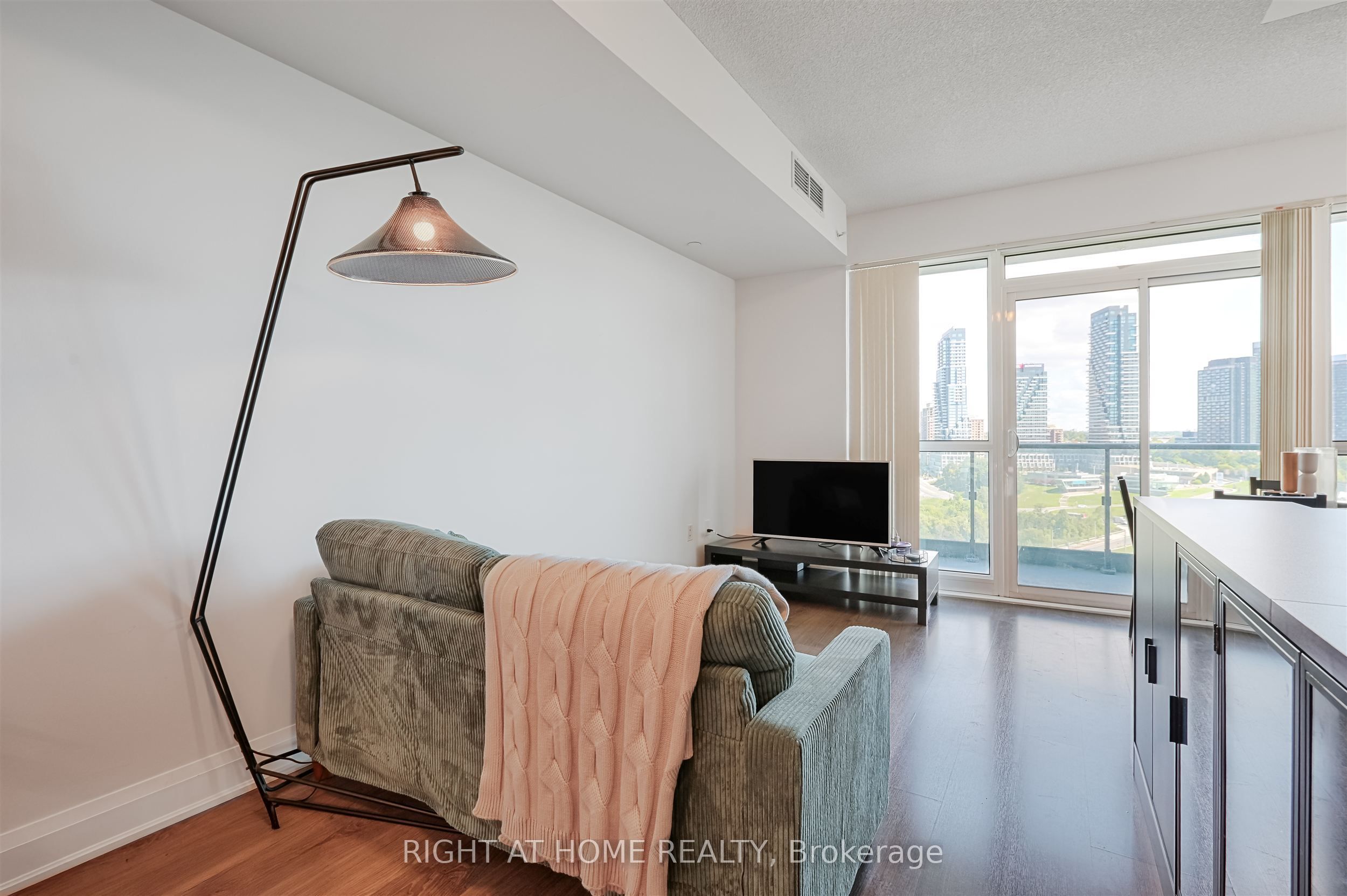 160 Vanderhoof Avenue 1018, Toronto, ON M4G 0B7 photo 5