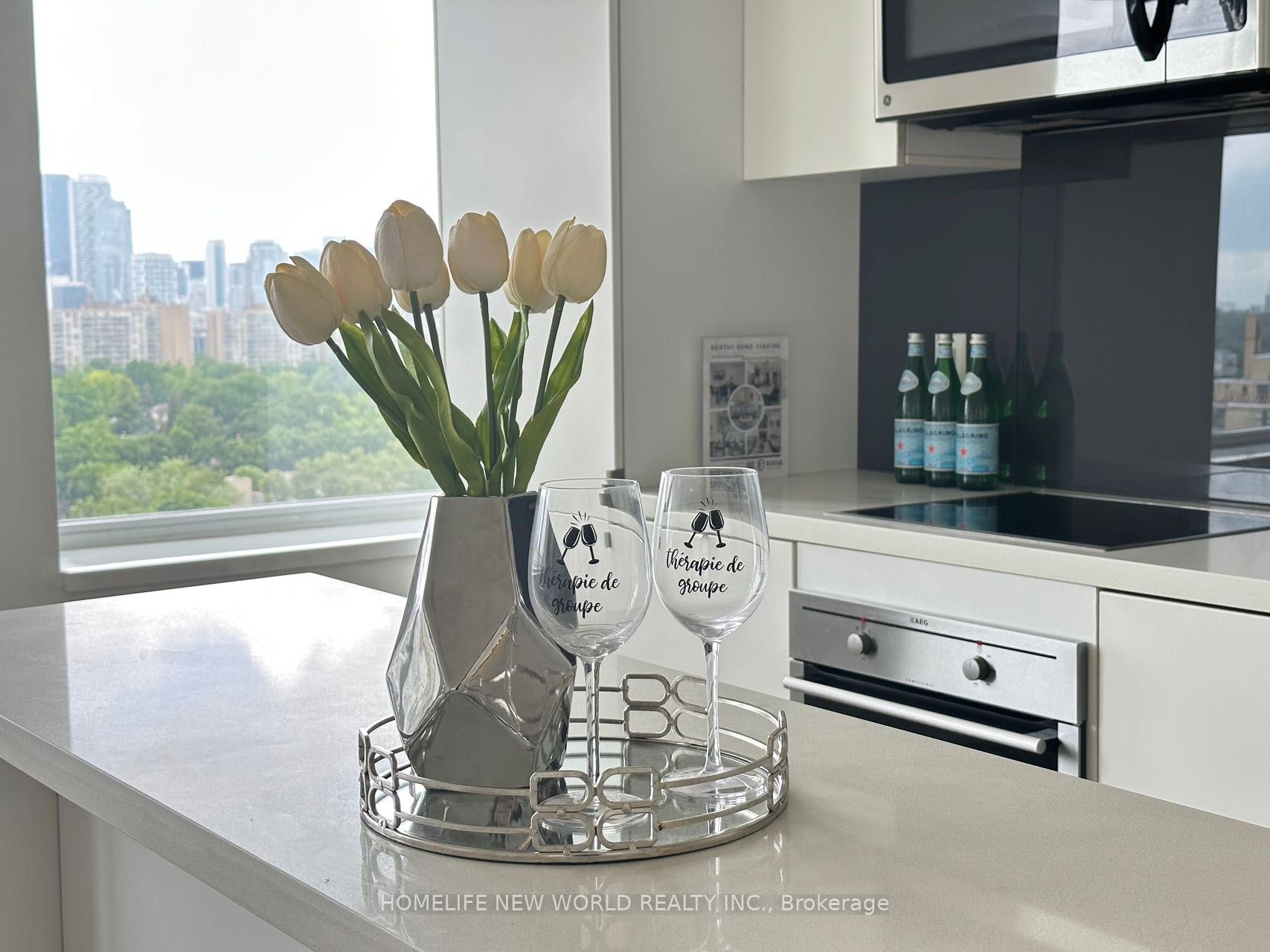 111 St Clair Avenue W 1421, Toronto, ON M4V 1N5 photo 2