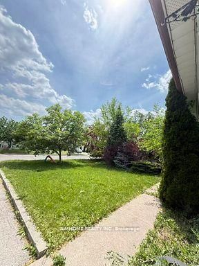 256 Patricia Avenue Lower, Toronto, ON M2M 1J8 photo 2