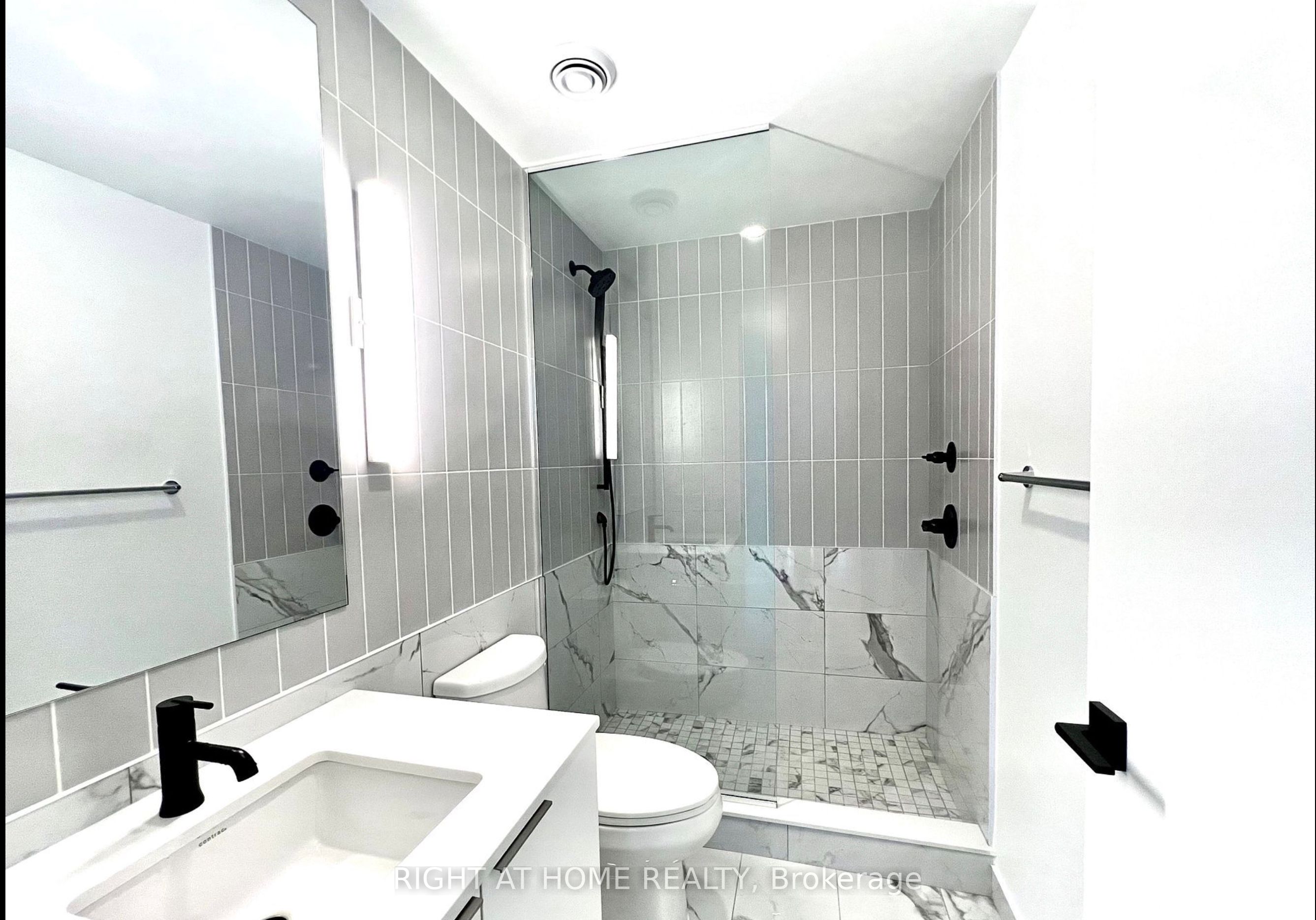 327 King Street 2301, Toronto, ON M5V 1J5 photo 3
