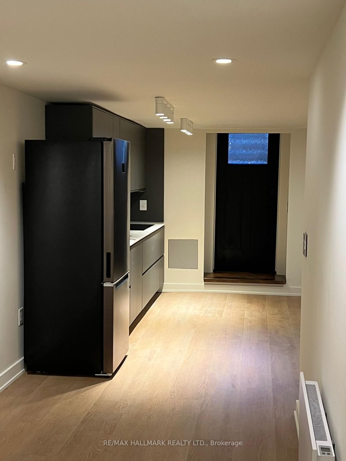 687 Bloor Street W Basement, Toronto, ON M6G 1L3 photo 2