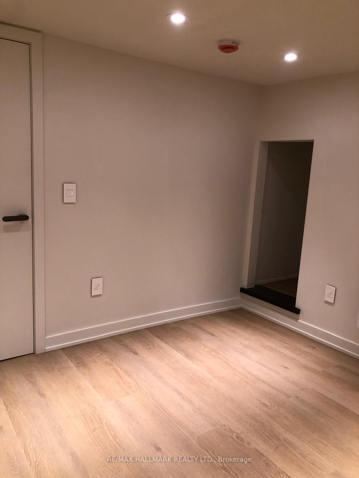 687 Bloor Street W Basement, Toronto, ON M6G 1L3 photo 4