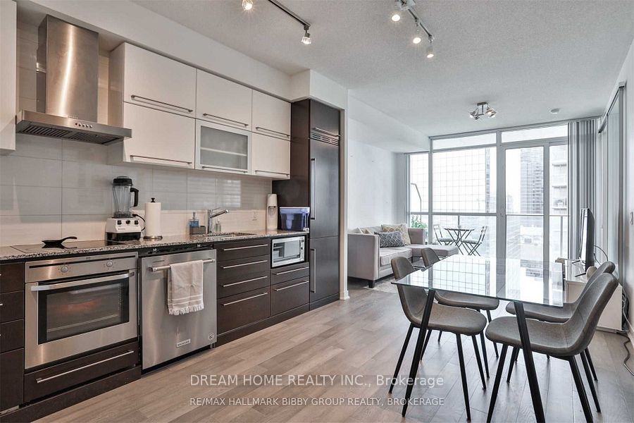770 Bay Street 2405, Toronto, ON M5G 1N6 photo 2