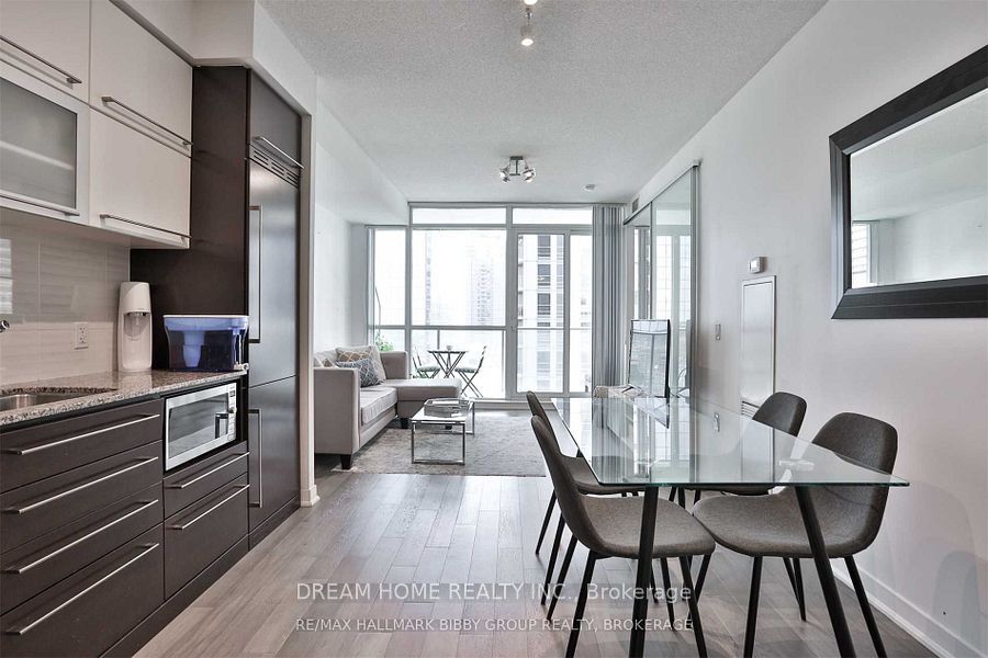 770 Bay Street 2405, Toronto, ON M5G 1N6 photo 3