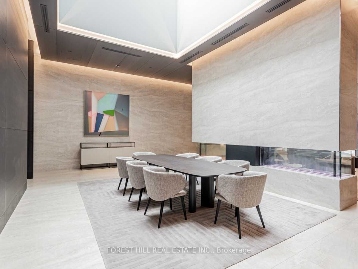 2221 Yonge Street 5702, Toronto, ON M4S 2B4 photo 2