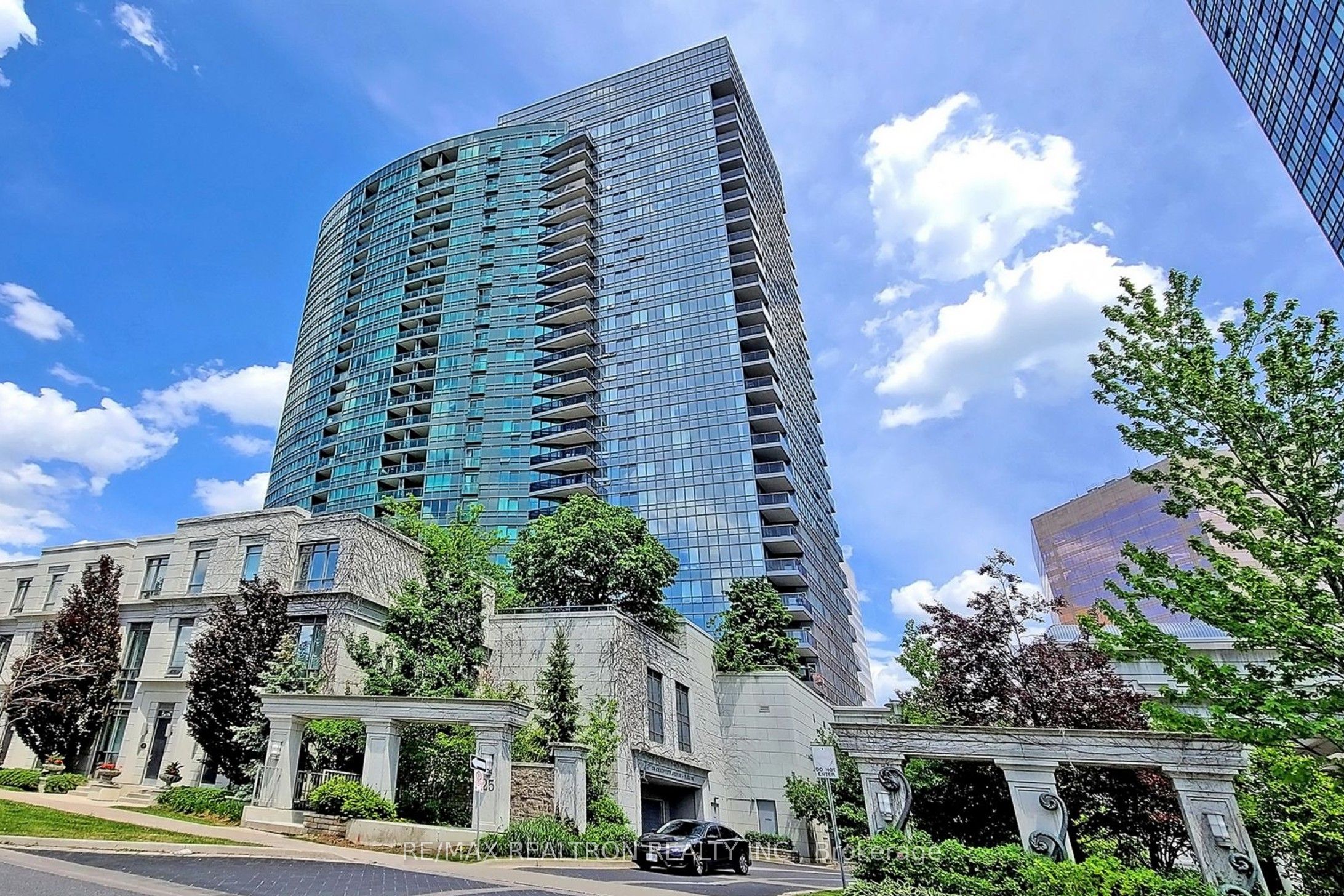 25 Greenview Avenue W 2515, Toronto, ON M2M 1R2