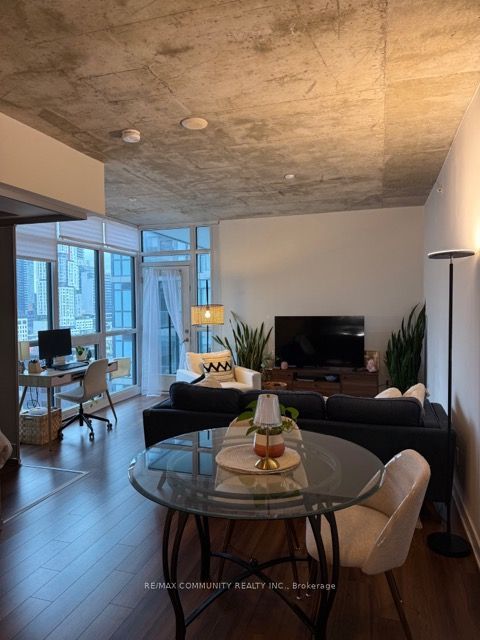 210 Simcoe Street 1514, Toronto, ON M5T 0A9 photo 5