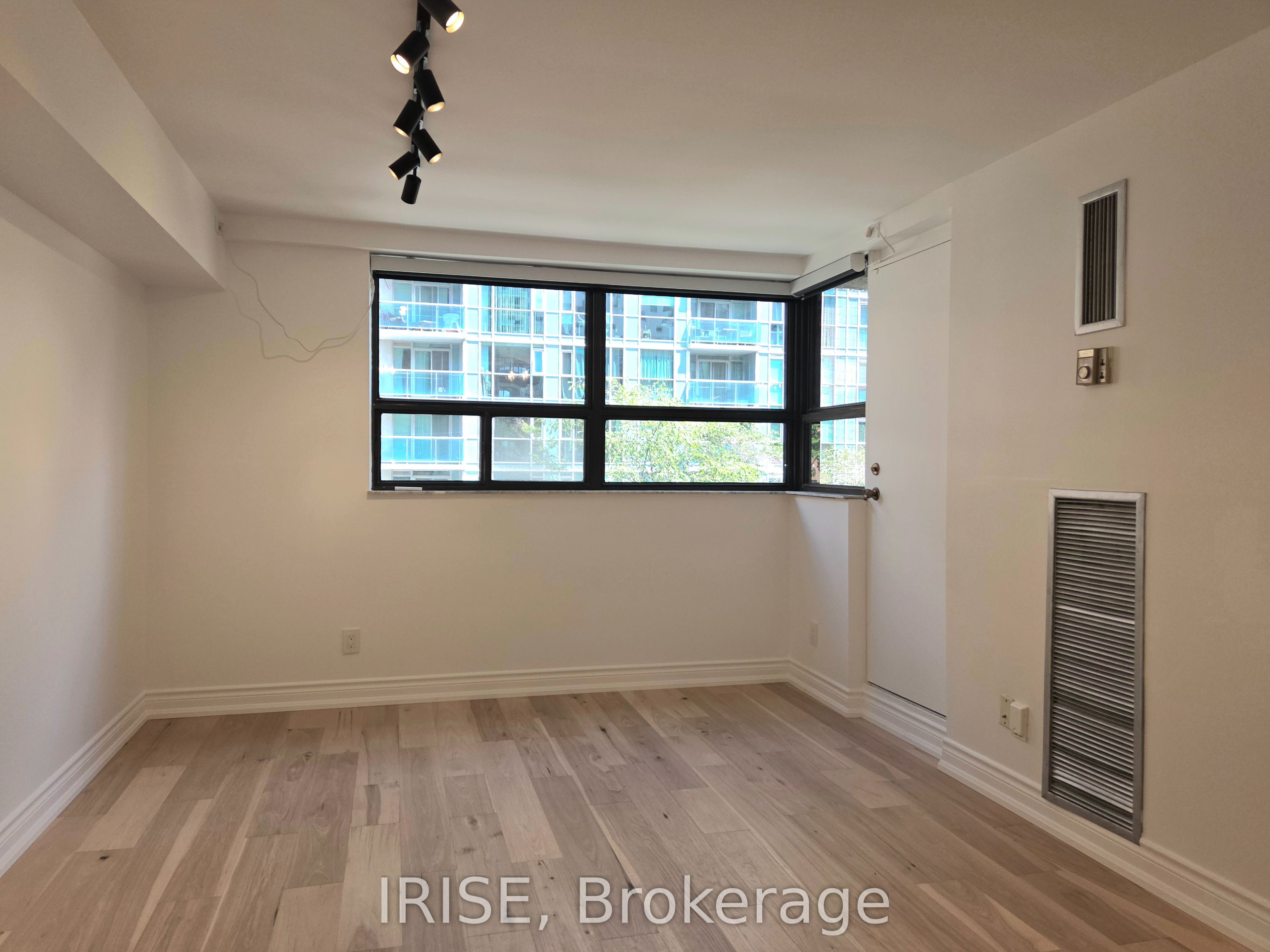89 McCaul Street 426, Toronto, ON M5T 2X3 photo 2
