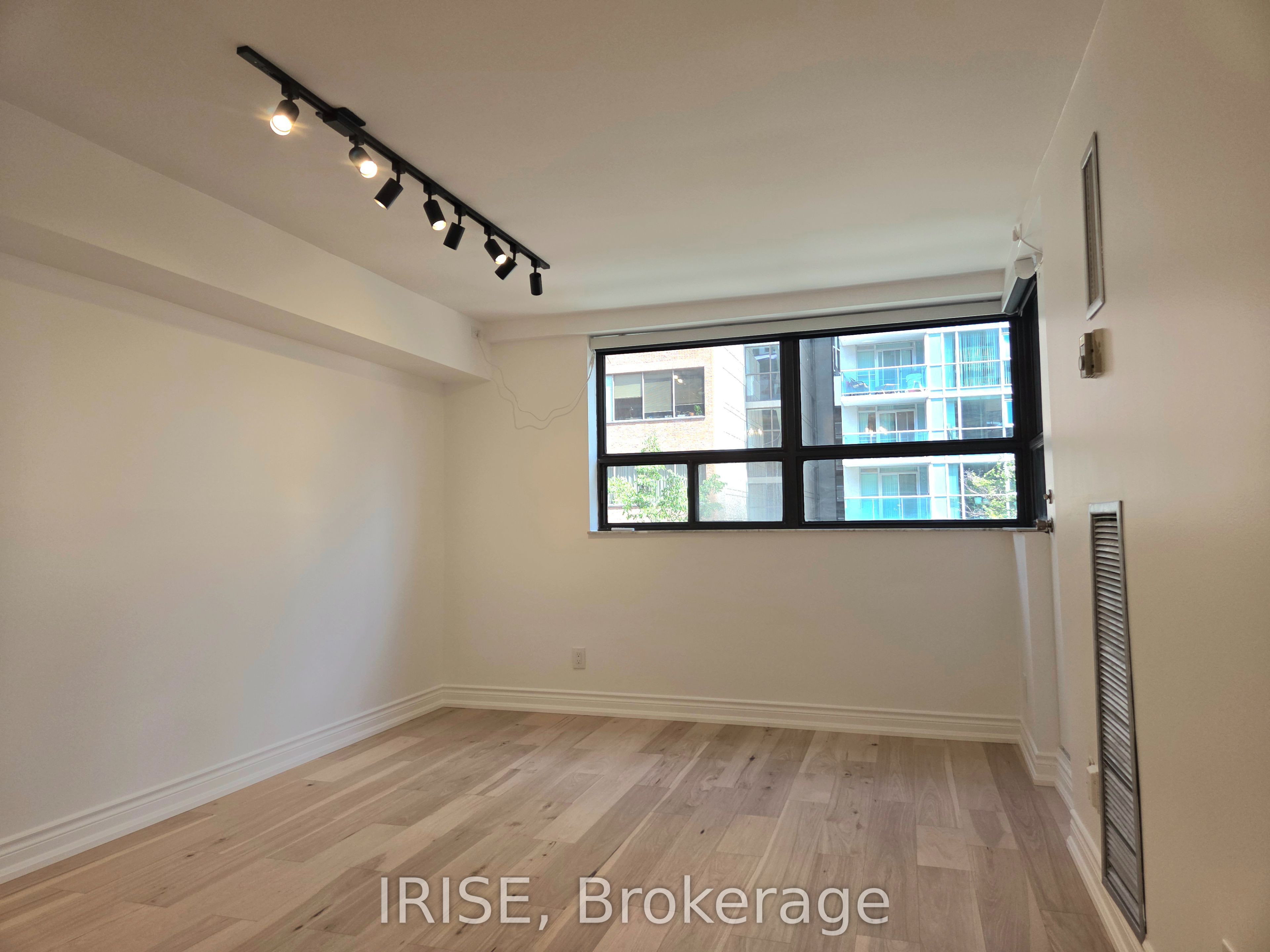 89 McCaul Street 426, Toronto, ON M5T 2X3 photo 3