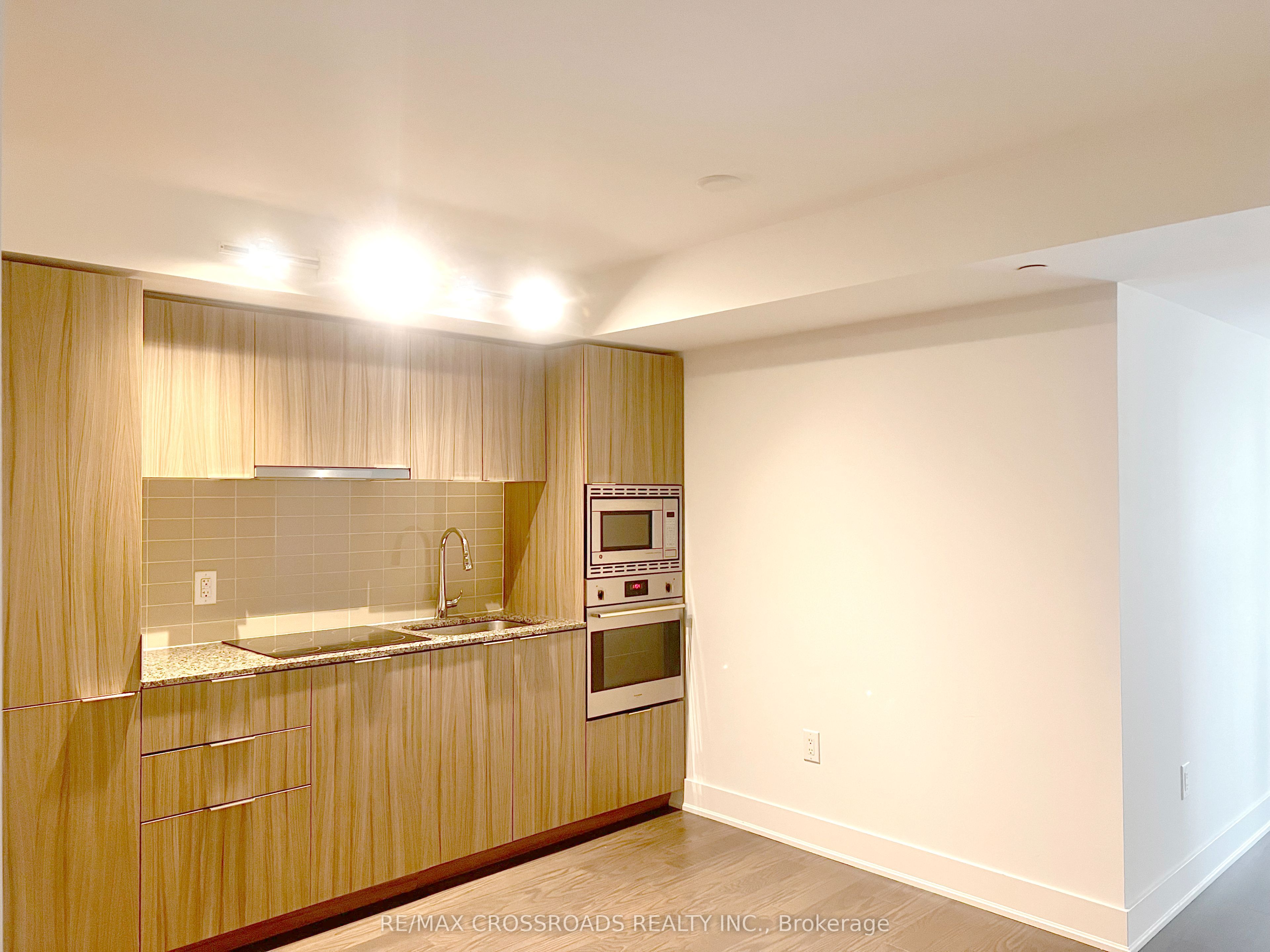 955 Bay Street 914, Toronto, ON M5S 0C6 photo 3