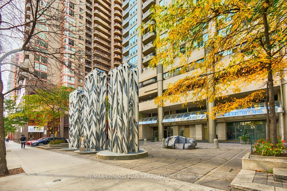 750 Bay Street 2506, Toronto, ON M5G 1N6 photo 4