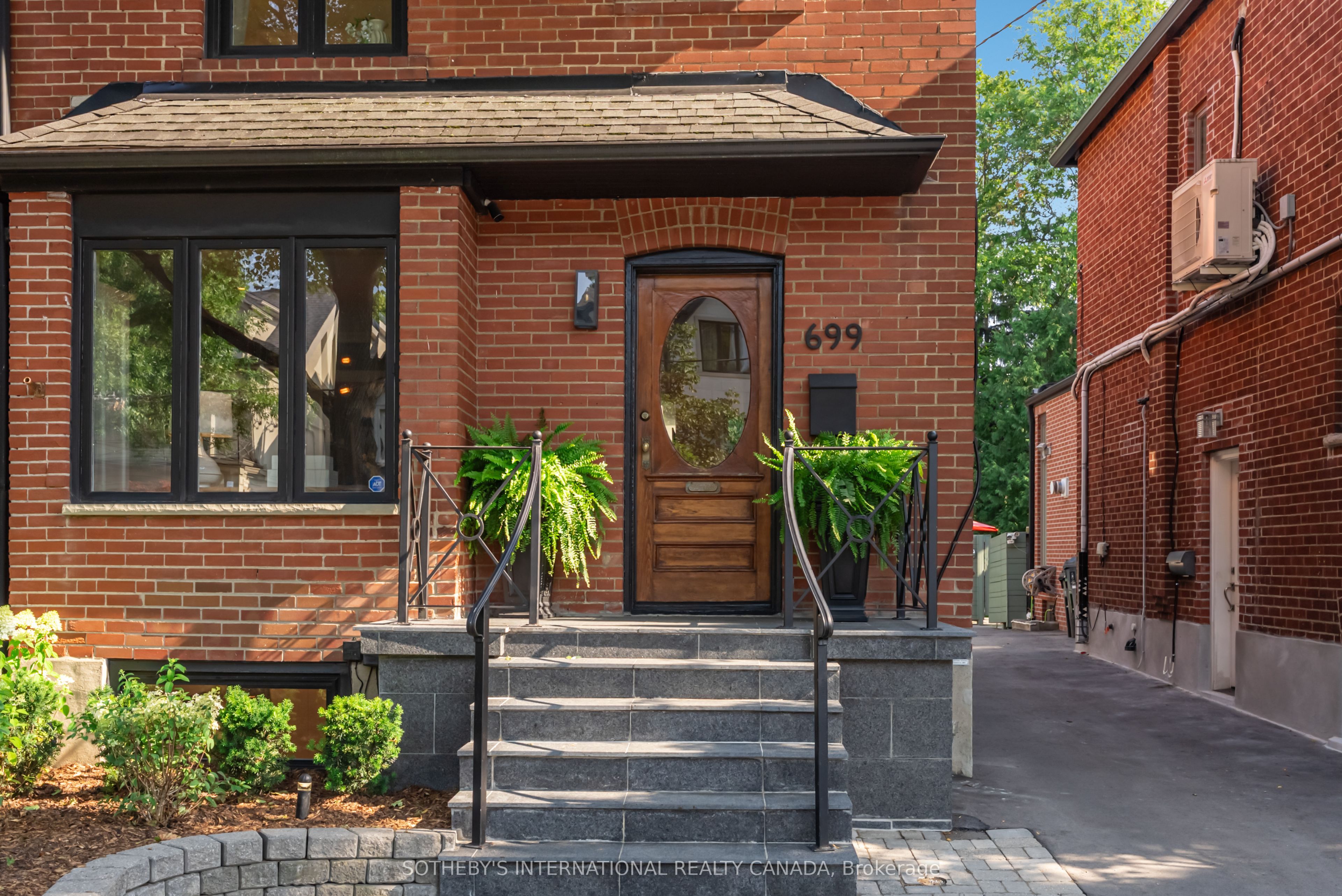 699 Merton Street, Toronto, ON M4S 1B4