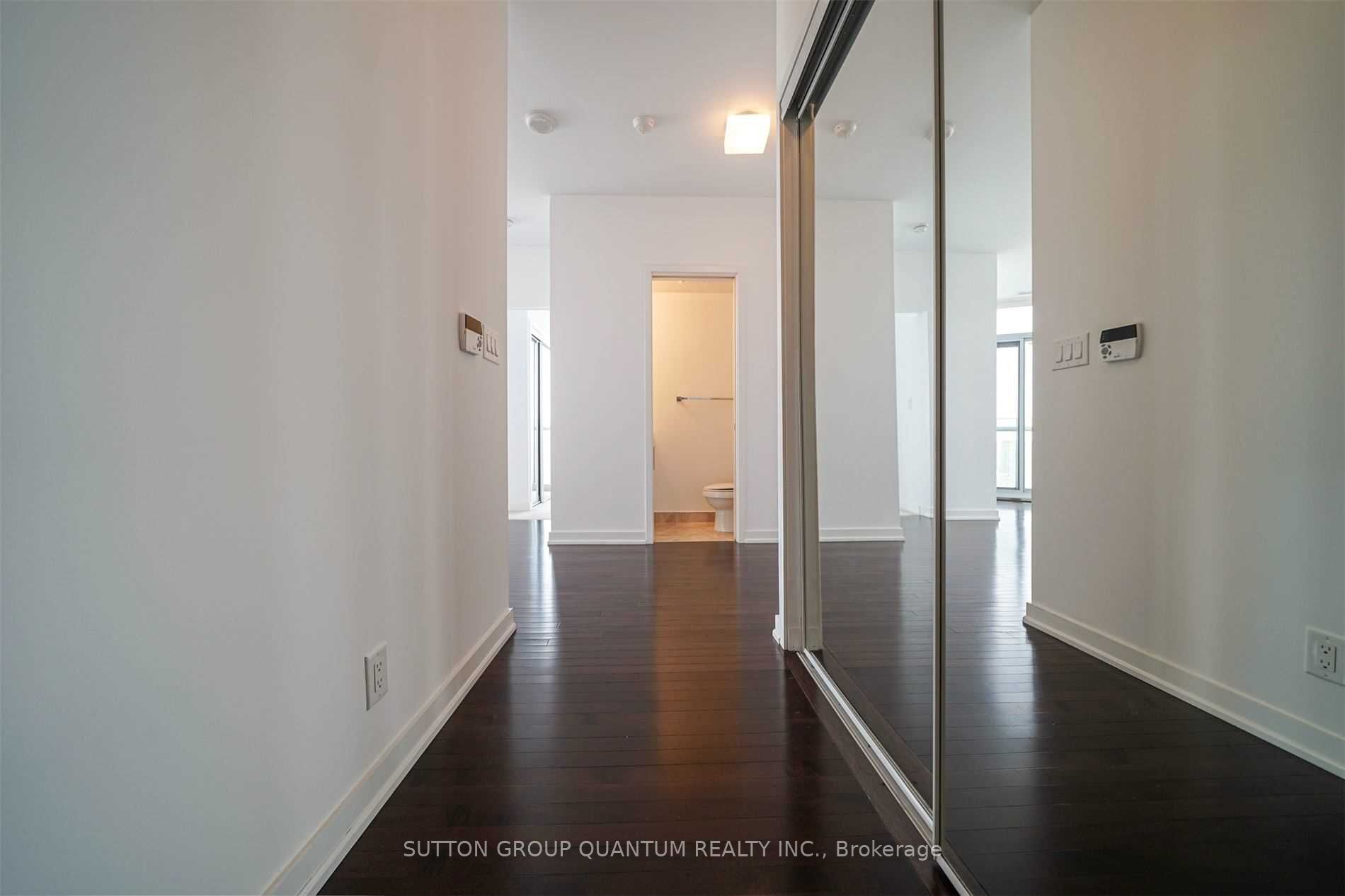 12 York Street 5207, Toronto, ON M5J 0A9 photo 2