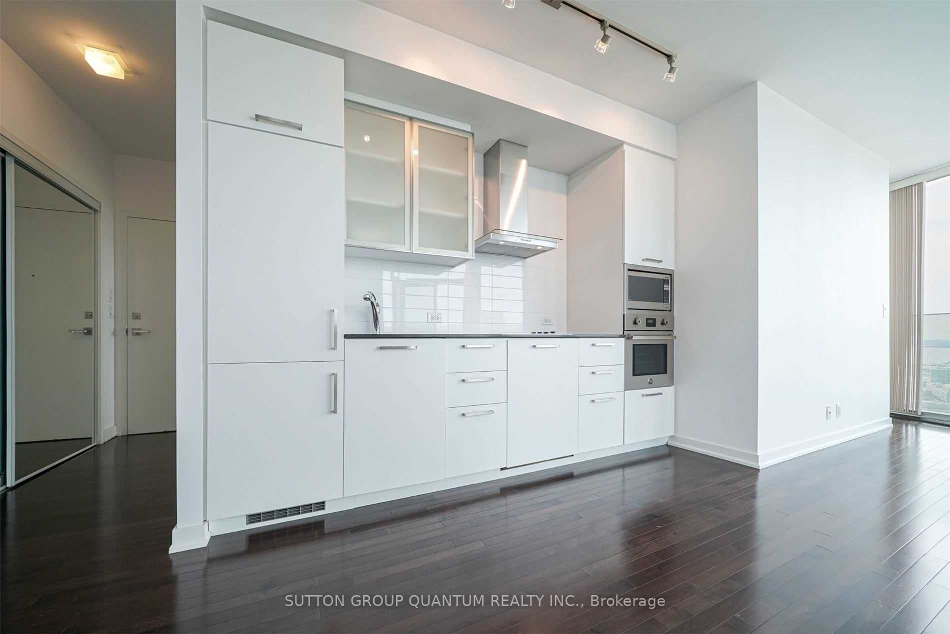 12 York Street 5207, Toronto, ON M5J 0A9 photo 3