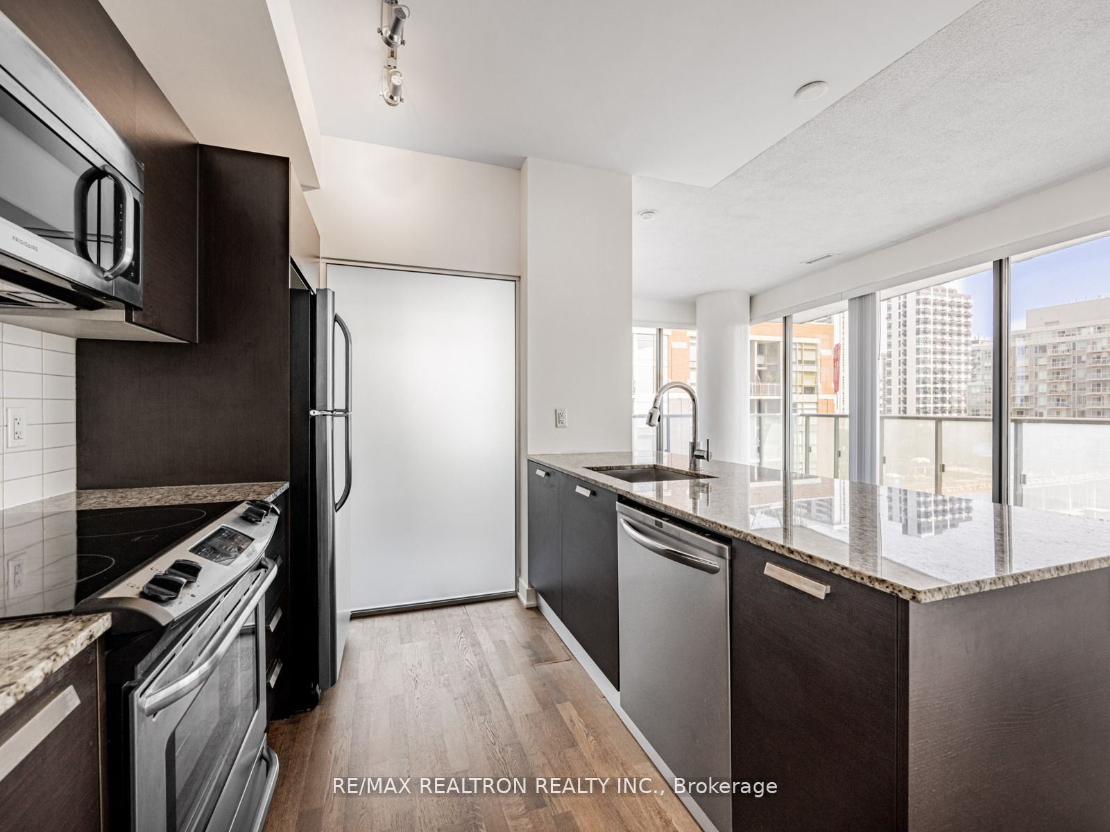 1815 Yonge Street 1006, Toronto, ON M4T 2A4 photo 4