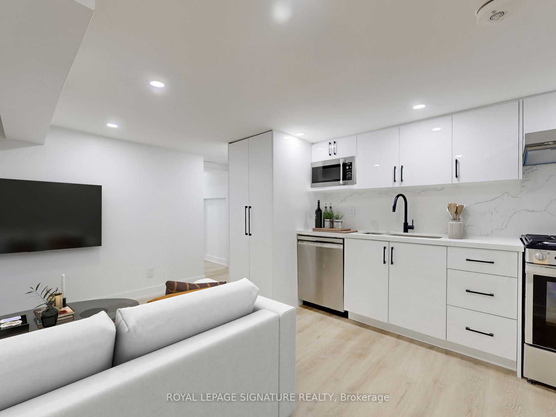 250 Major Street Lower B, Toronto, ON M5S 2L6 photo 3
