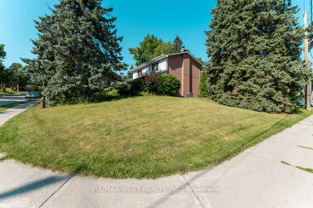 2 Robinter Drive, Toronto, ON M2M 3P9 photo 4